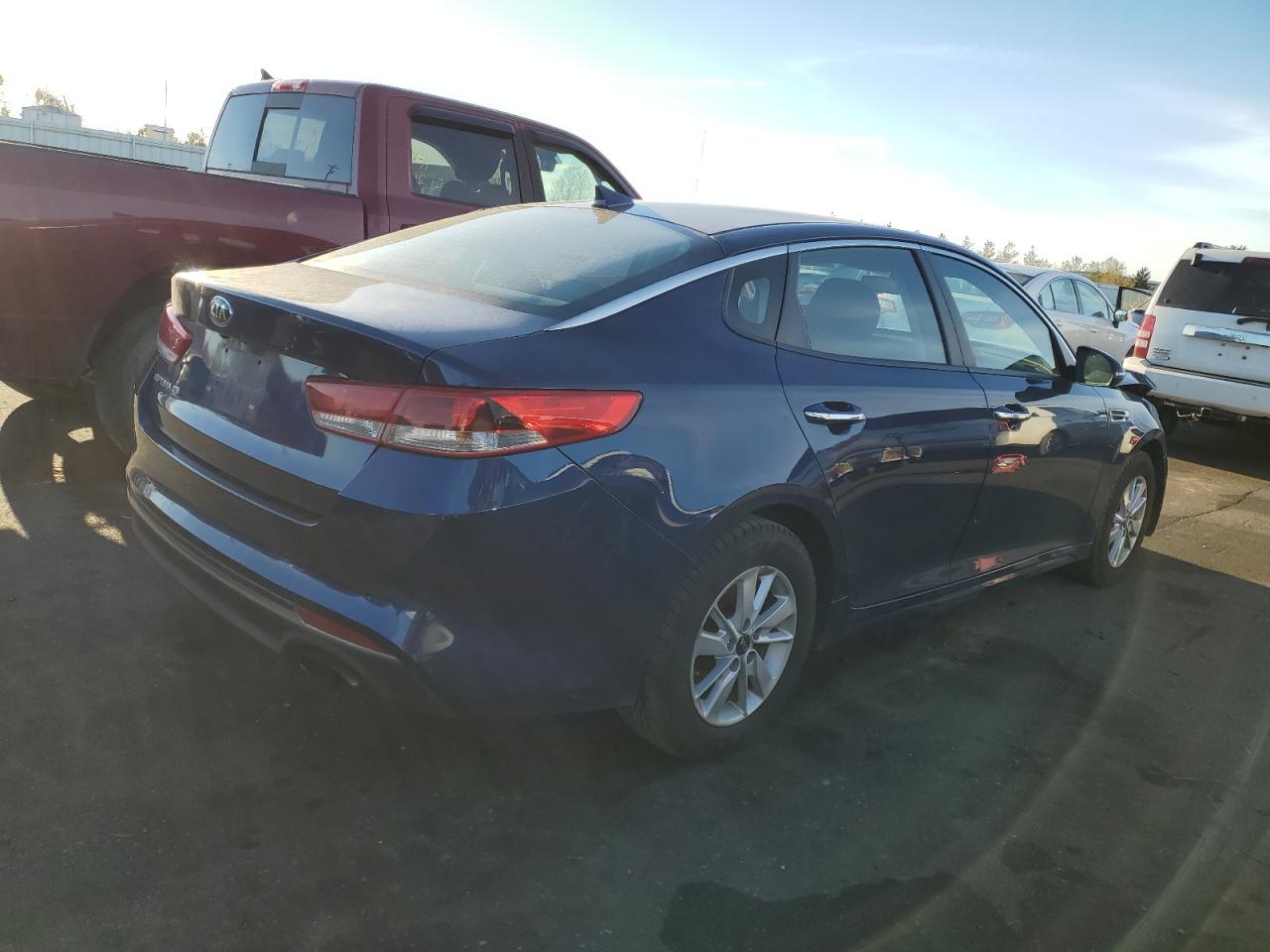 Obraz 3 z 2017 KIA OPTIMA LX 2017 z VIN 5XXGT4L3XHG144524