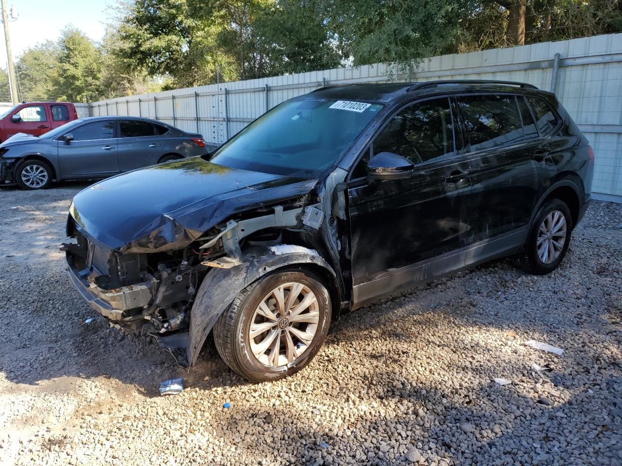 Image 1 of Volkswagen Tiguan S 2018 with VIN 3VV1B7AXXJM064565