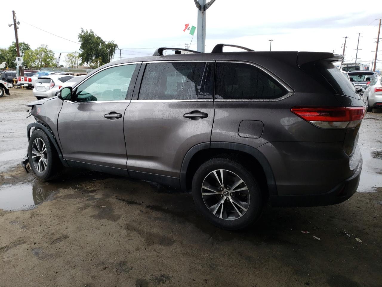 Изображение 2 2019 TOYOTA HIGHLANDER LE 2019 с VIN 5TDZARFH8KS055043