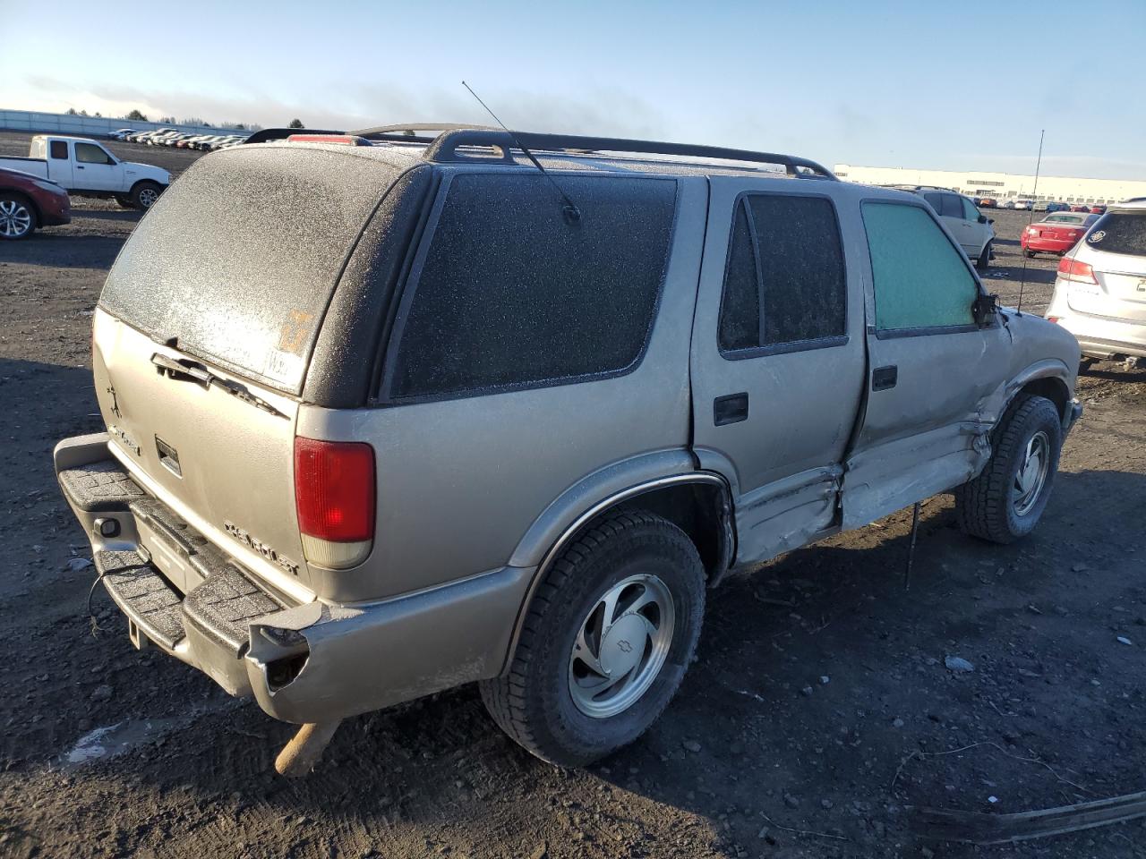 Obraz 3 z 2001 CHEVROLET BLAZER  2001 z VIN 1GNDT13W612218729