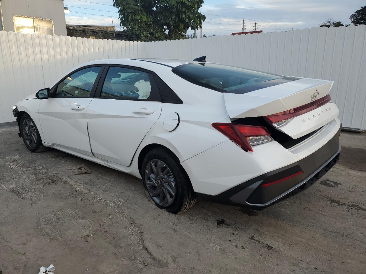 Изображение 2 2024 HYUNDAI ELANTRA SEL 2024 с VIN KMHLM4DG3RU664780