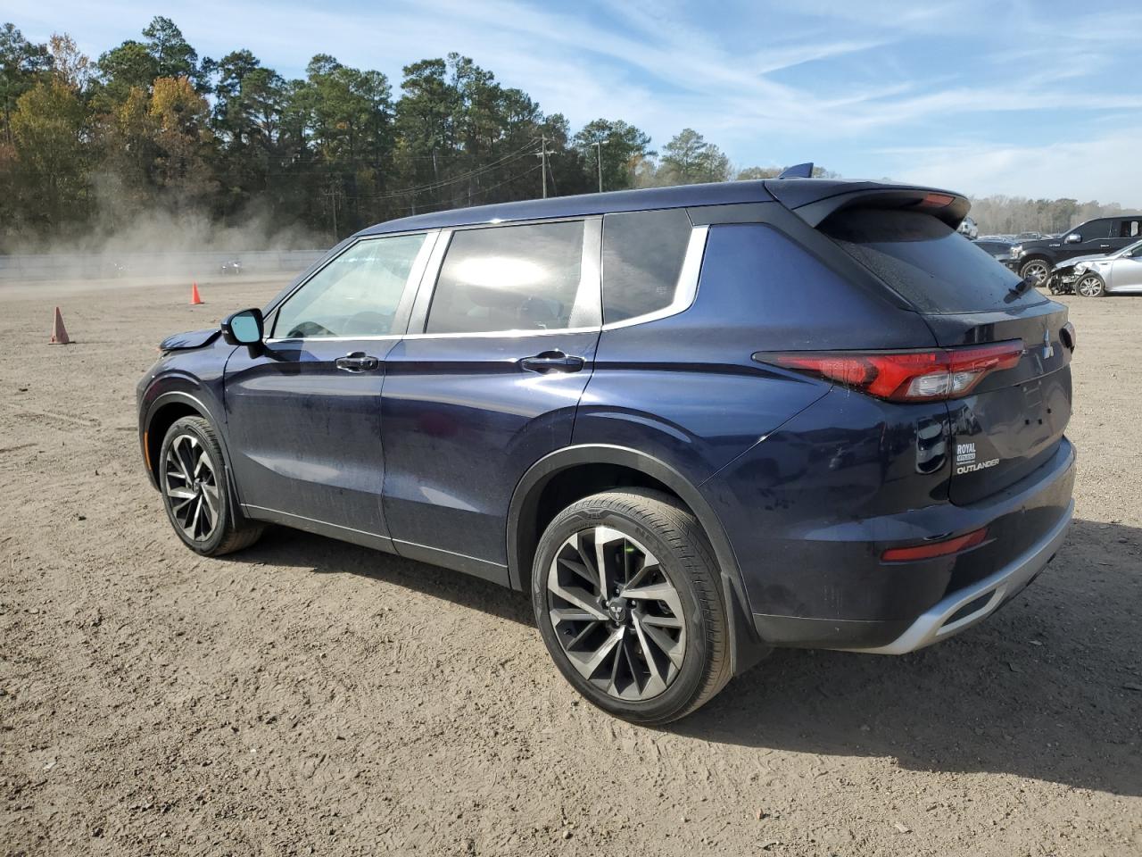 Изображение 2 2023 MITSUBISHI OUTLANDER SE 2023 с VIN JA4J3UA82PZ021908