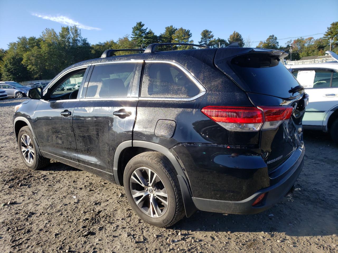 Image 2 of 2018 TOYOTA HIGHLANDER LE 2018 with VIN 5TDBZRFH2JS894209