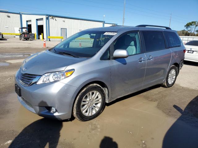 2017 TOYOTA SIENNA XLE 2017 image
