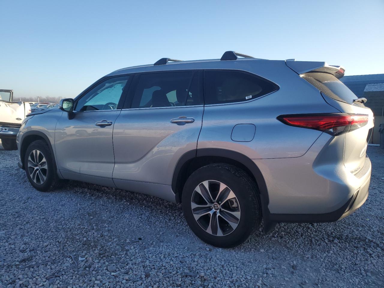 Image 2 of 2022 TOYOTA HIGHLANDER XLE 2022 with VIN 5TDGZRBH7NS565426