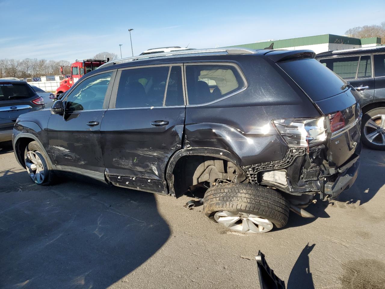 Image 2 of 2018 VOLKSWAGEN ATLAS SE 2018 with VIN 1V2DR2CA1JC521802