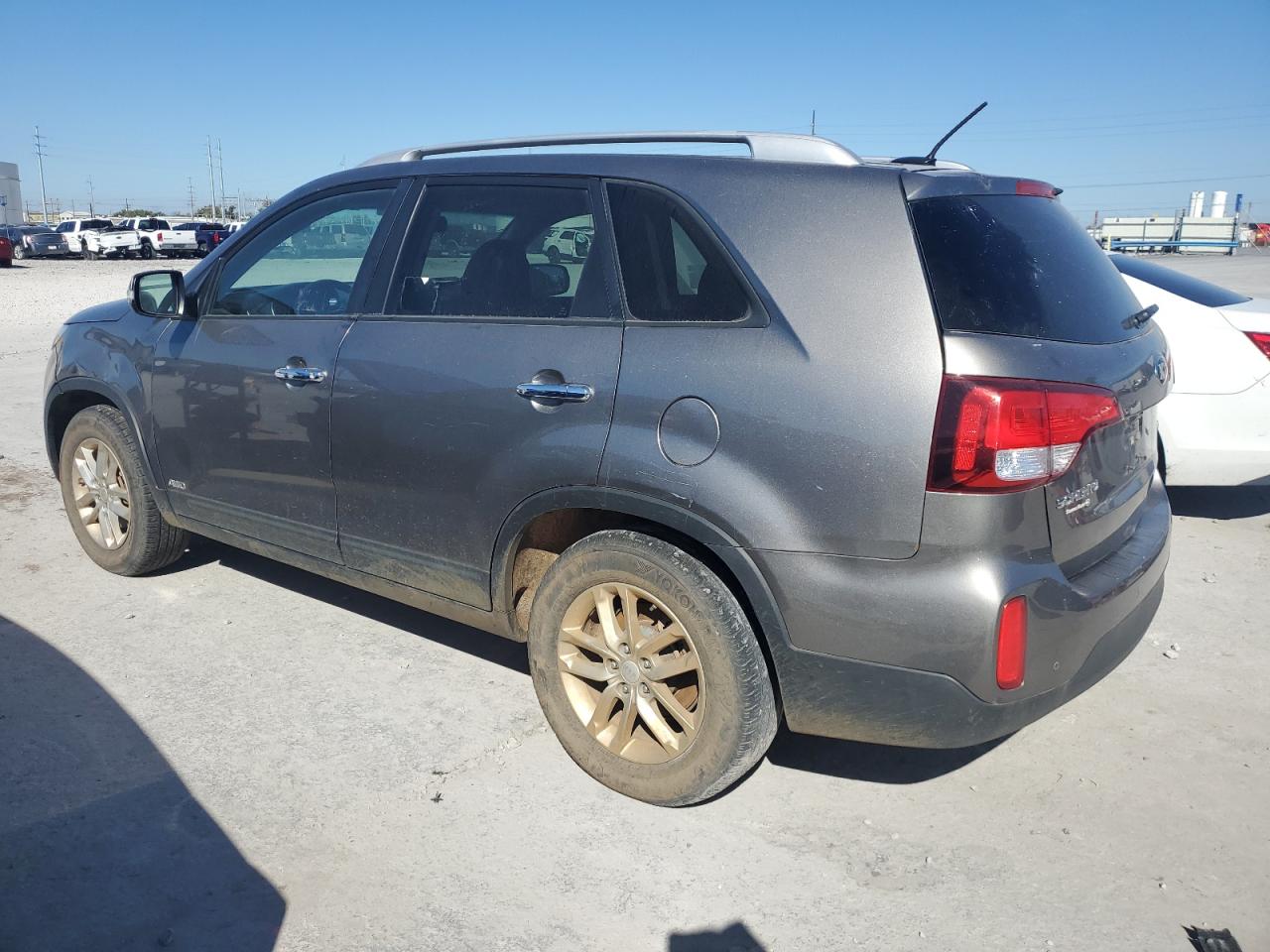 Изображение 2 2015 KIA SORENTO LX 2015 с VIN 5XYKTCA60FG652141