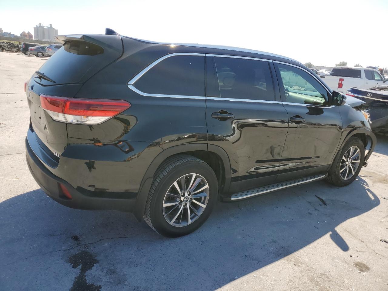 Изображение 3 2019 TOYOTA HIGHLANDER SE 2019 с VIN 5TDKZRFH5KS323976