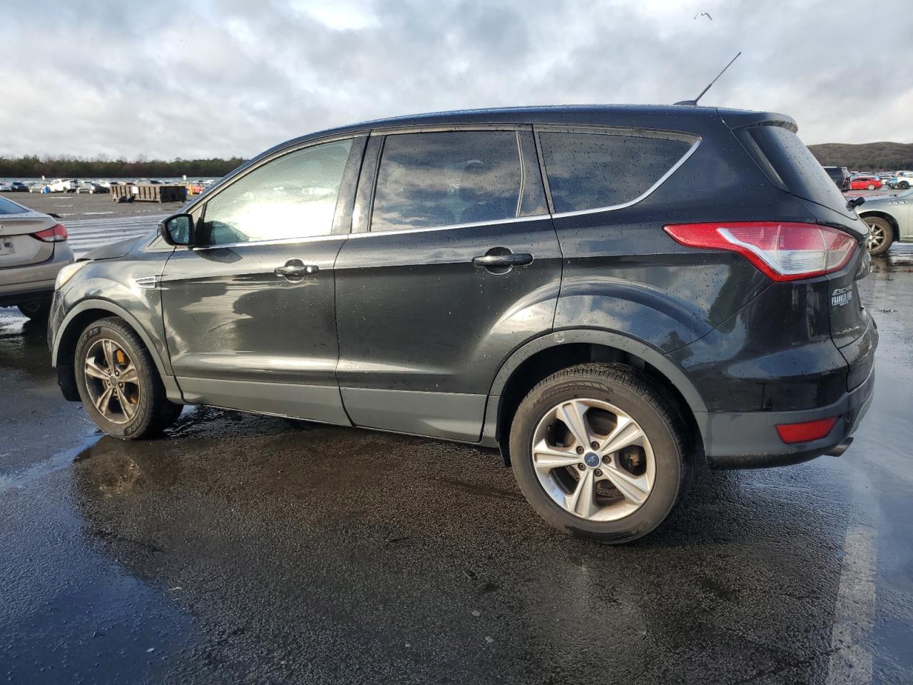 Image 2 of 2015 FORD ESCAPE SE 2015 with VIN 1FMCU0G90FUA26195