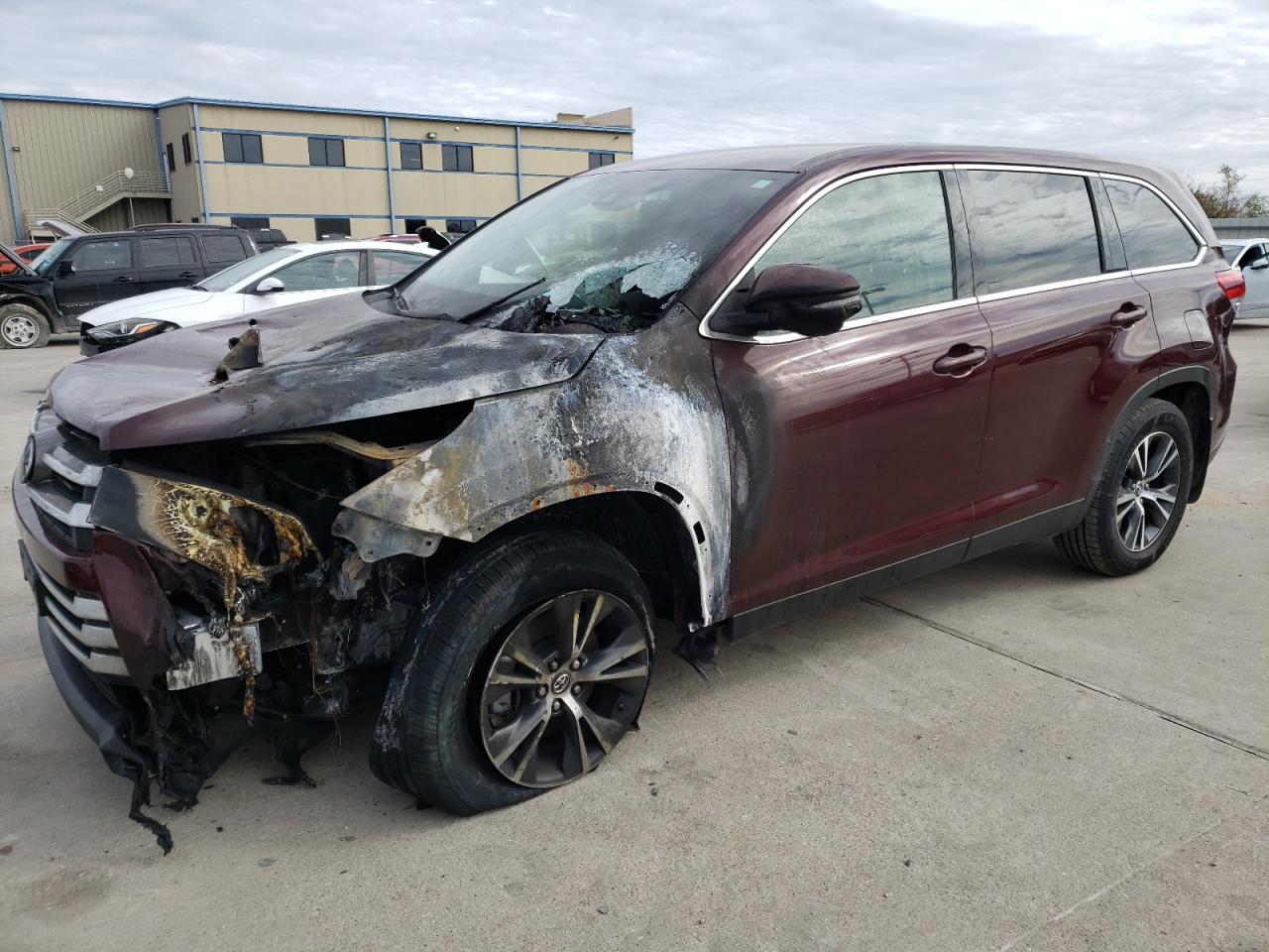 Image 1 of 2019 TOYOTA HIGHLANDER LE 2019 with VIN 5TDZARFH2KS059718