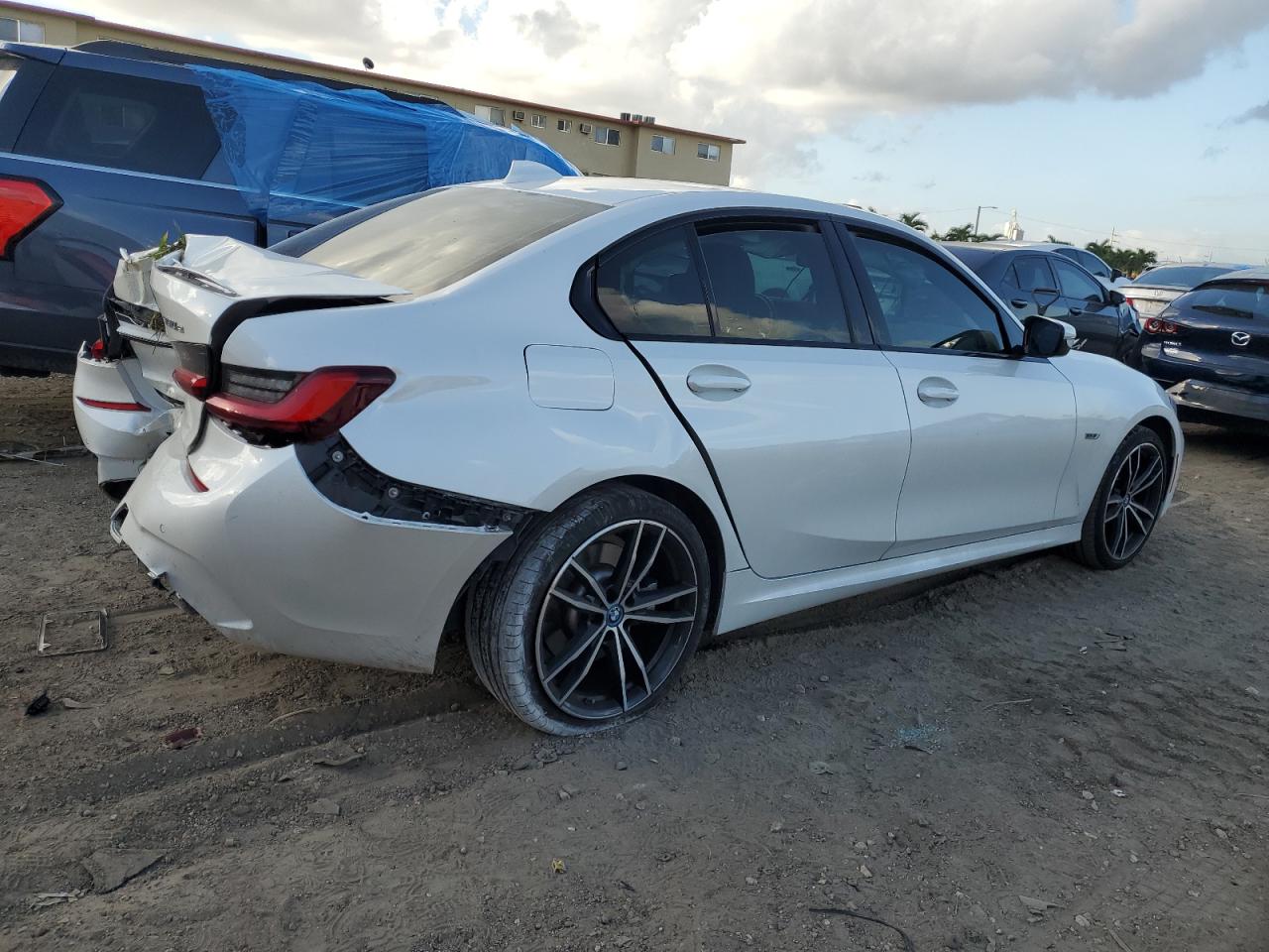 Obraz 3 z 2022 BMW 330E  2022 z VIN 3MW5P7J02N8C53002