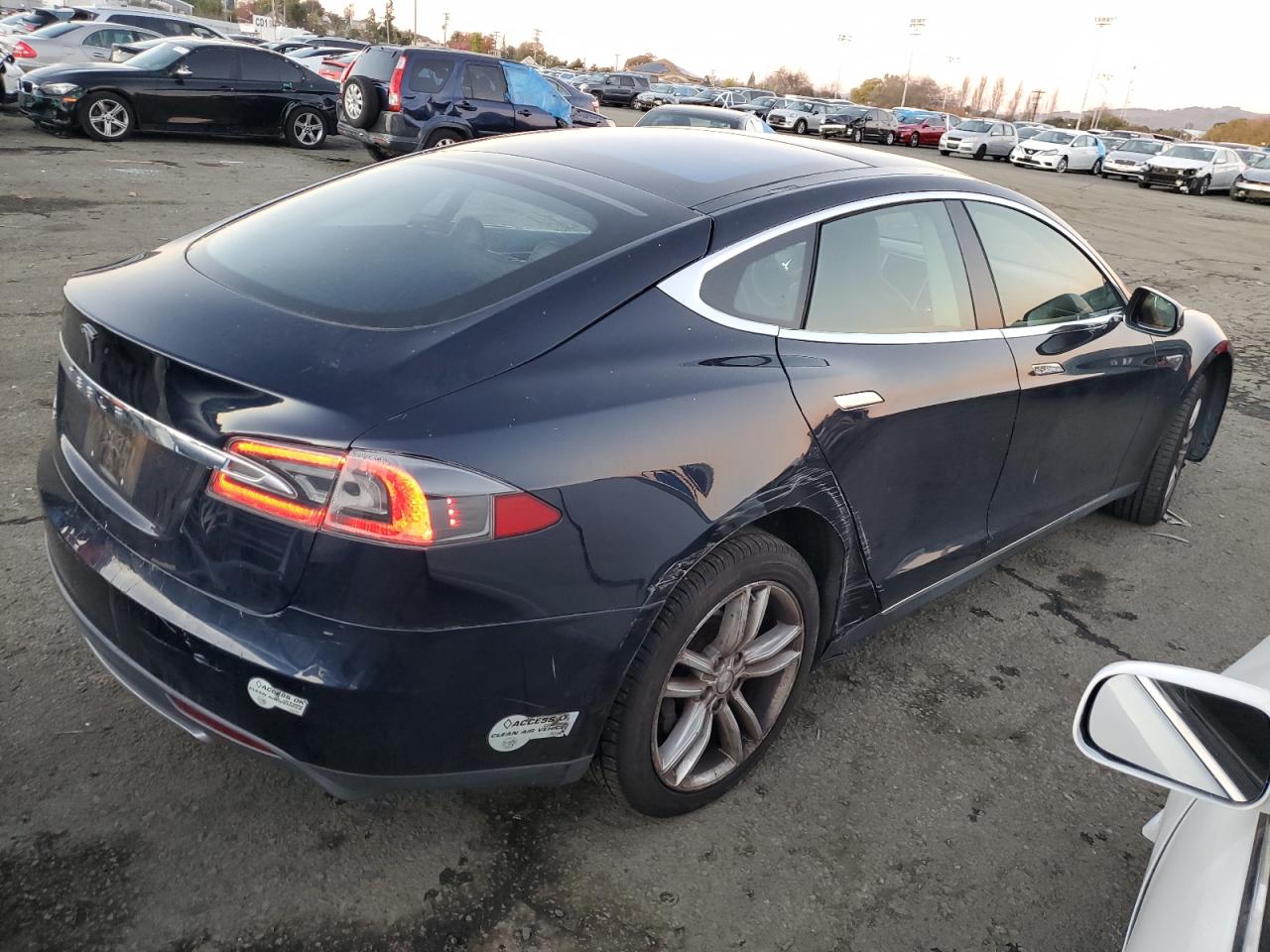 Изображение 3 2013 TESLA MODEL S  2013 с VIN 5YJSA1CN1DFP06064