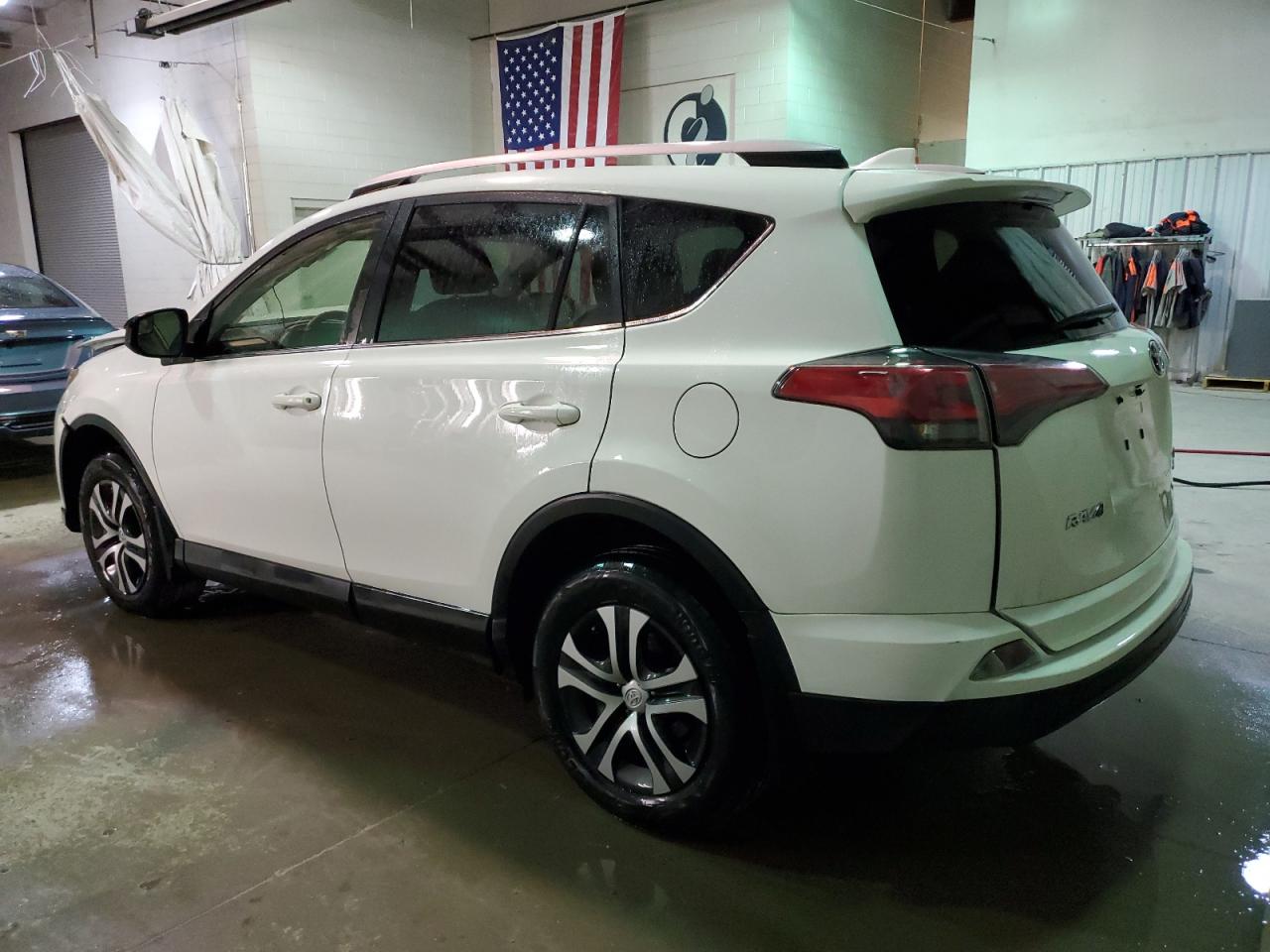 Изображение 2 2016 TOYOTA RAV4 LE 2016 с VIN JTMBFREVXGD181319