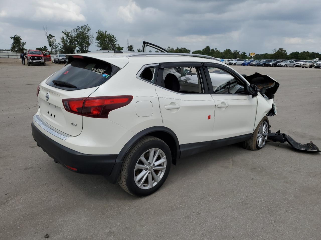 Image 3 of Nissan Rogue Sport S 2018 with VIN JN1BJ1CPXJW104775