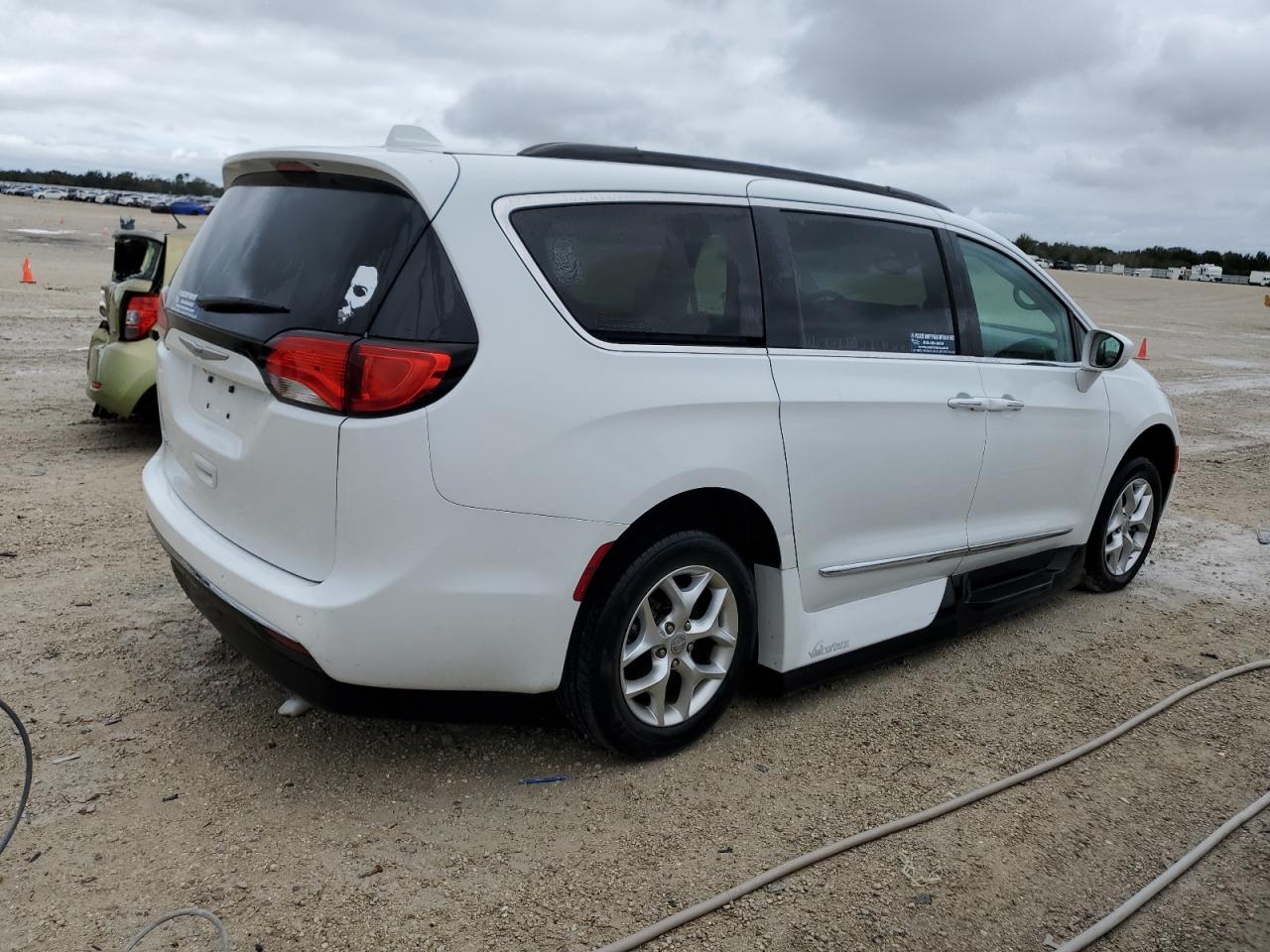 Изображение 3 2017 CHRYSLER PACIFICA TOURING L 2017 с VIN 2C4RC1BG4HR713158