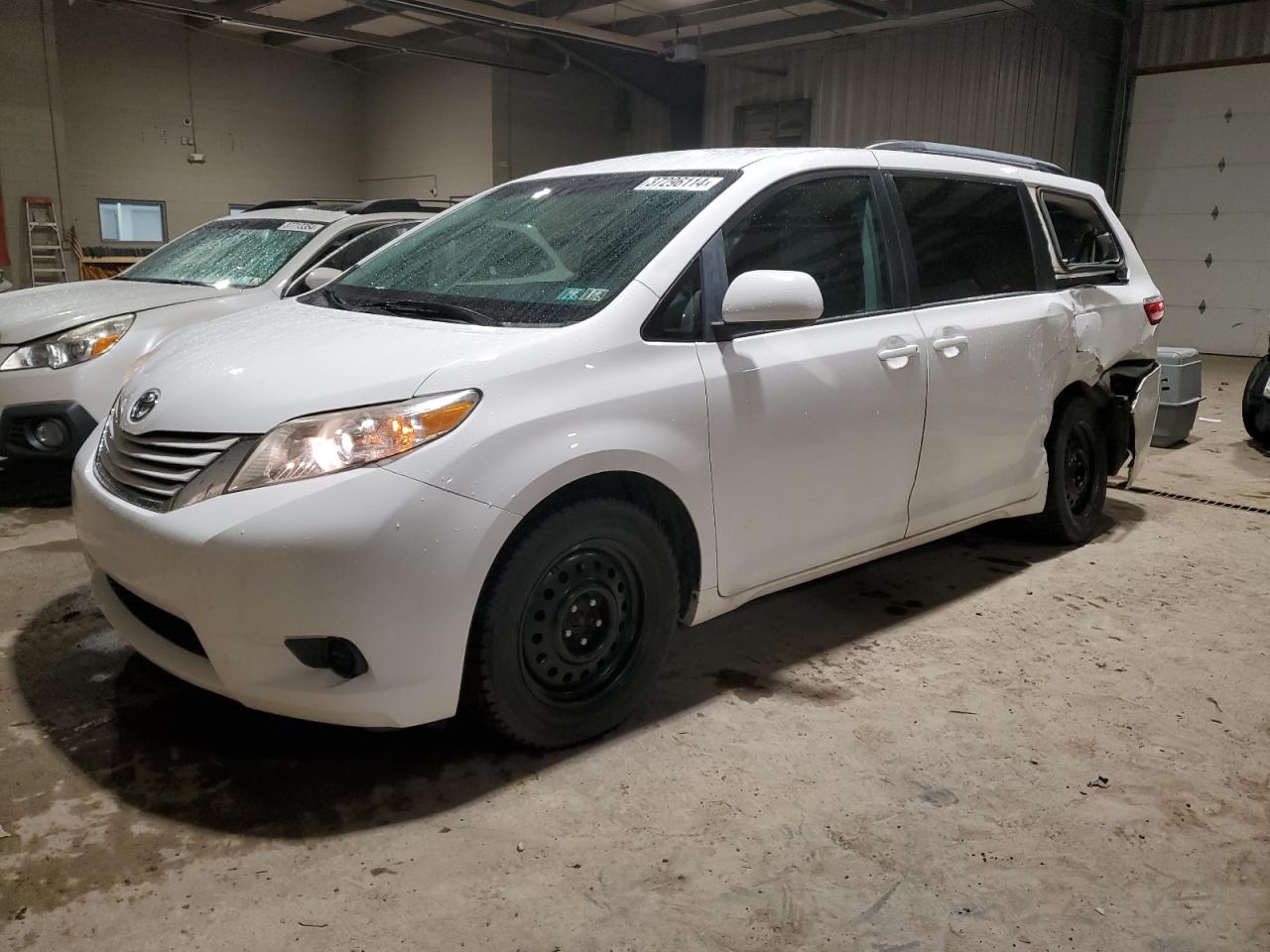 Image 1 of 2015 TOYOTA SIENNA LE 2015 with VIN 5TDJK3DC1FS128225