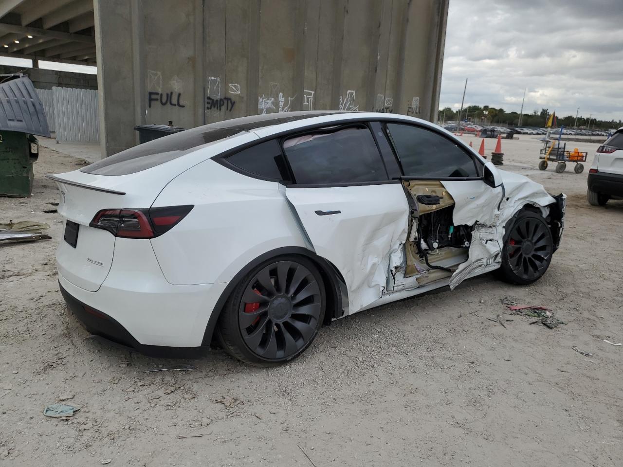Изображение 3 2023 TESLA MODEL Y  2023 с VIN 7SAYGDEF7PF643320