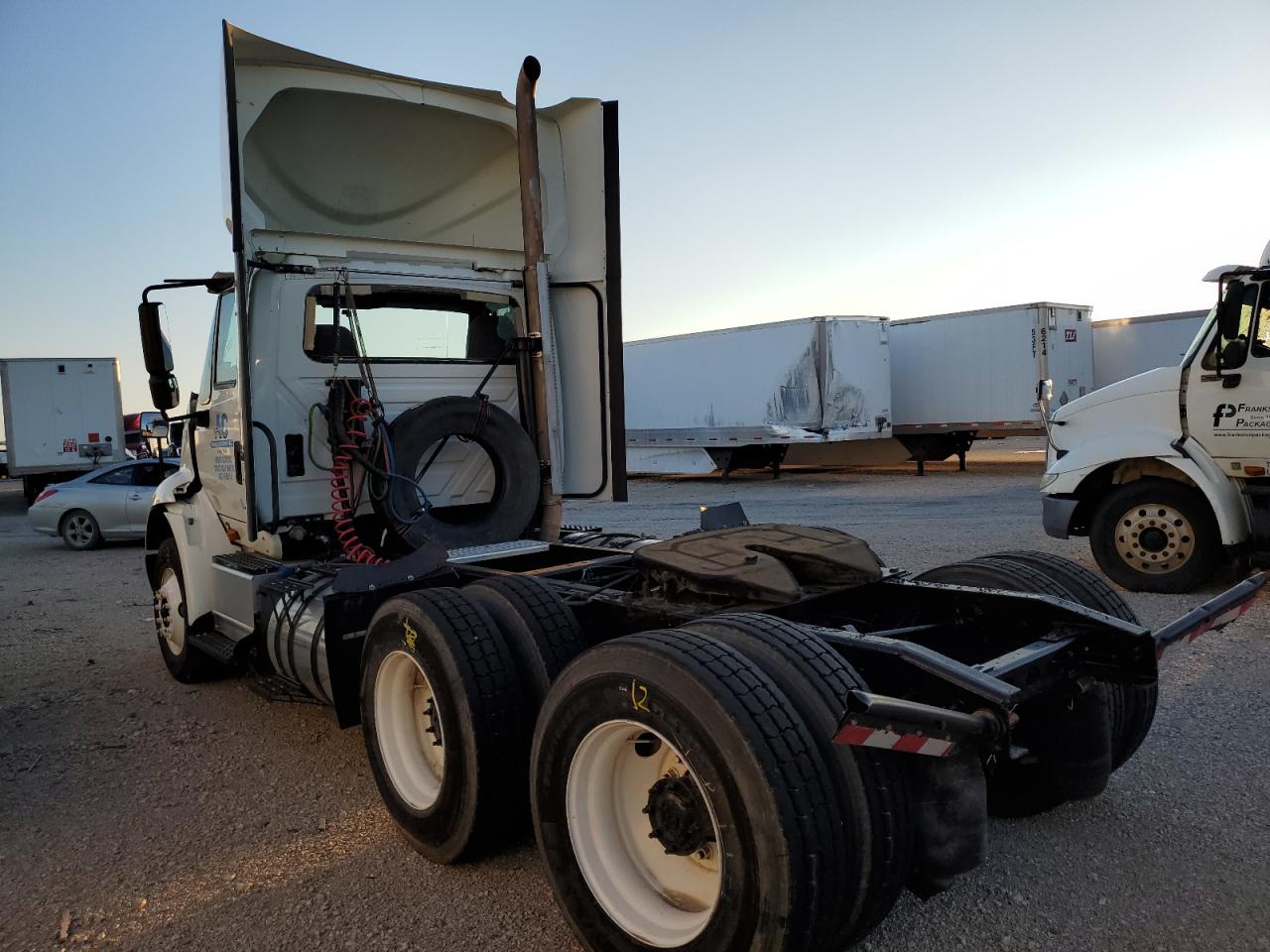 Obraz 3 z 2015 INTERNATIONAL 8000 8600 2015 z VIN 1HSHXSNR7FH144549