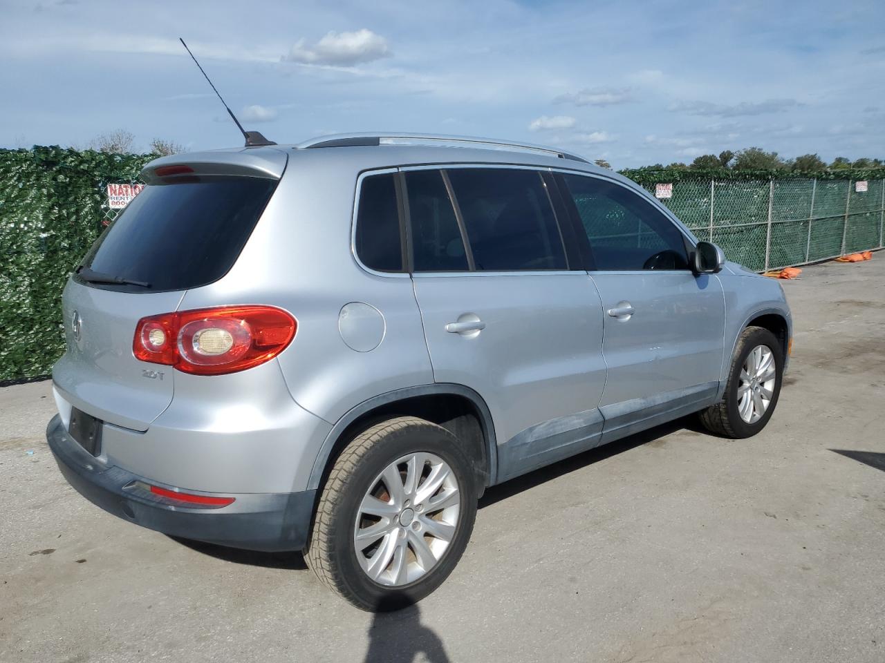 Image 3 of 2010 VOLKSWAGEN TIGUAN S 2010 with VIN WVGAV7AX9AW508424