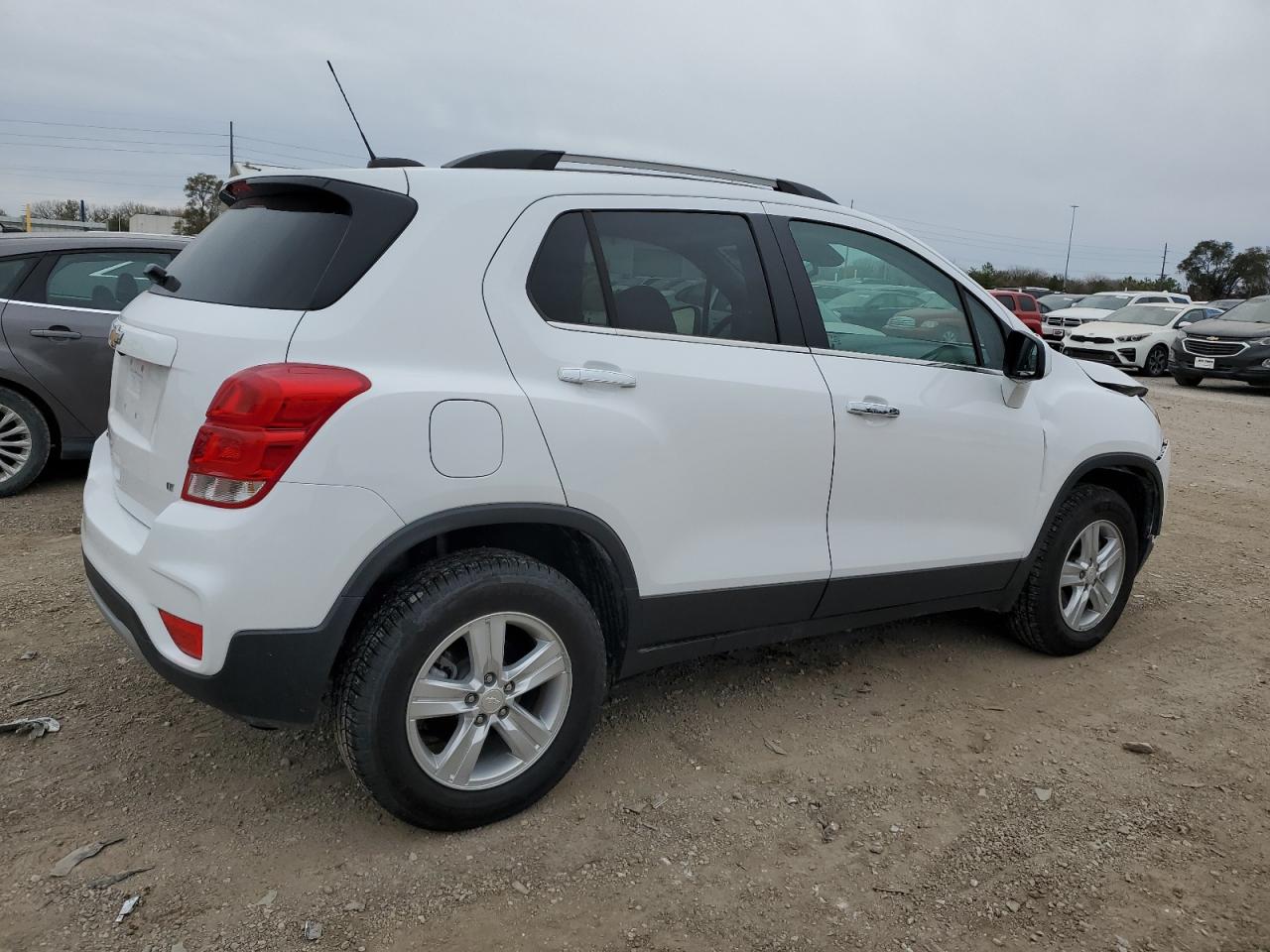 Image 3 of 2019 CHEVROLET TRAX 1LT 2019 with VIN 3GNCJPSB9KL405479