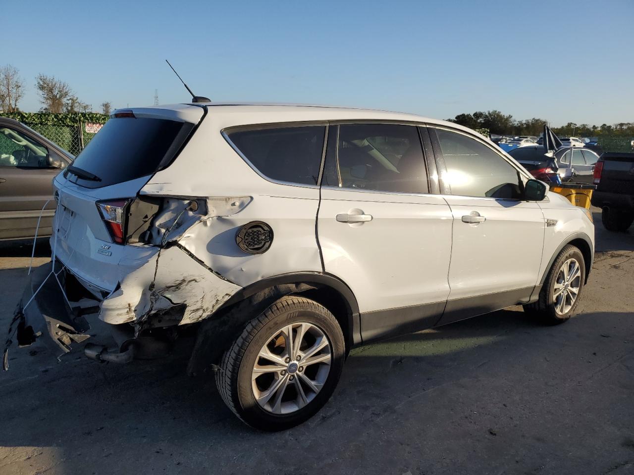 Изображение 3 2017 FORD ESCAPE SE 2017 с VIN 1FMCU0GD4HUB96504