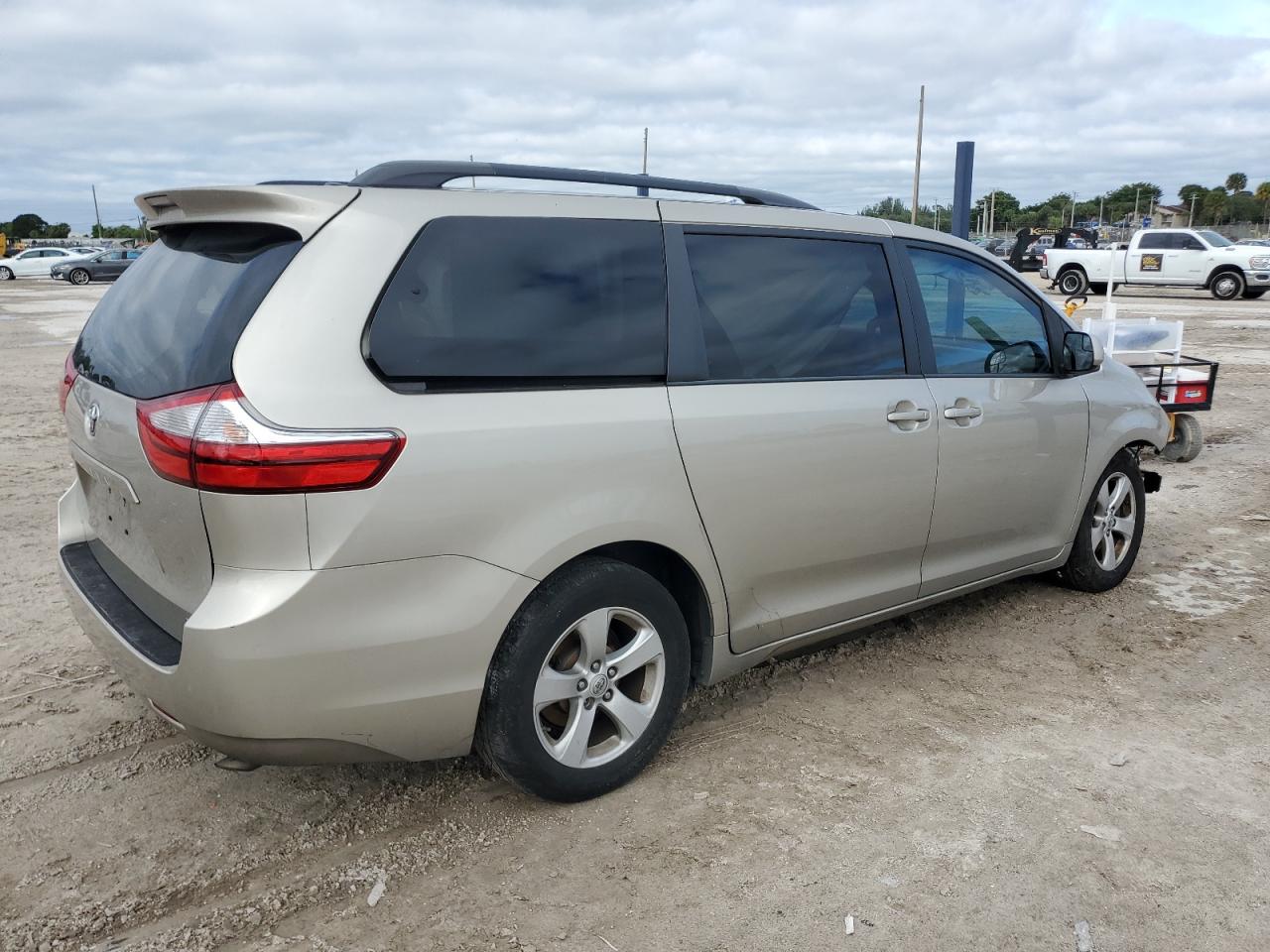 Изображение 3 2017 TOYOTA SIENNA LE 2017 с VIN 5TDKZ3DC8HS896397