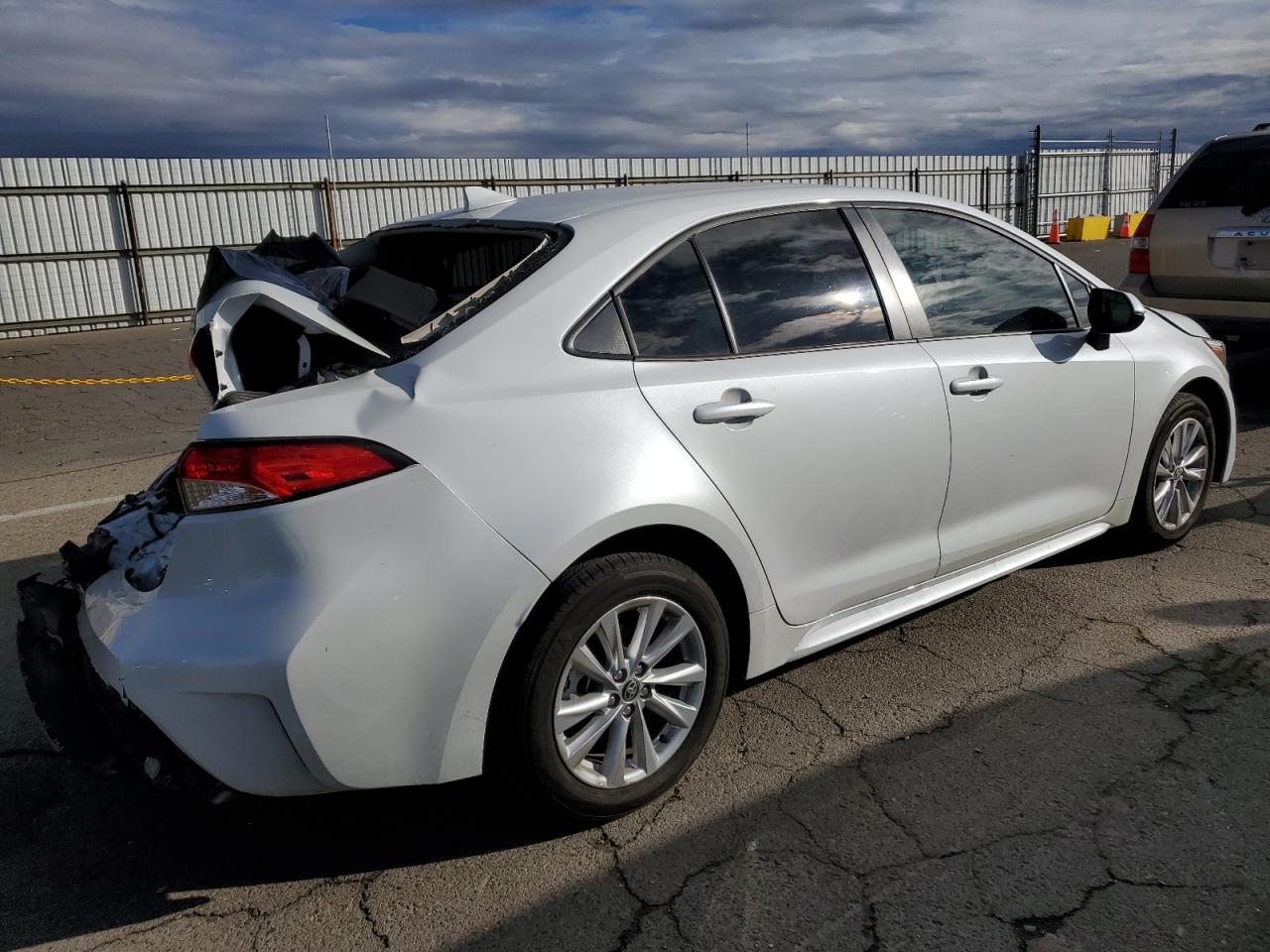 Image 3 of 2023 TOYOTA COROLLA LE 2023 with VIN JTDBCMFE9P3007287