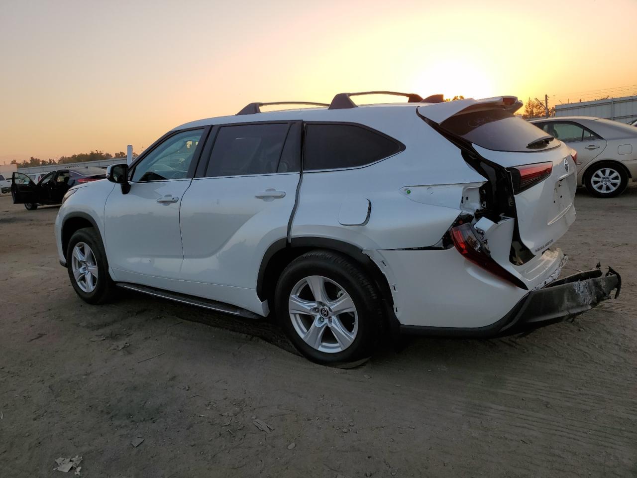 Изображение 2 2022 TOYOTA HIGHLANDER L 2022 с VIN 5TDZZRAH3NS560346