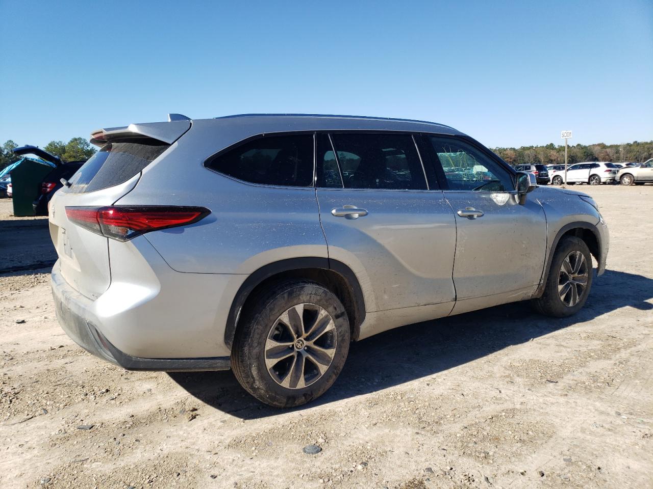 Image 3 of 2021 TOYOTA HIGHLANDER XLE 2021 with VIN 5TDGZRAH5MS039506