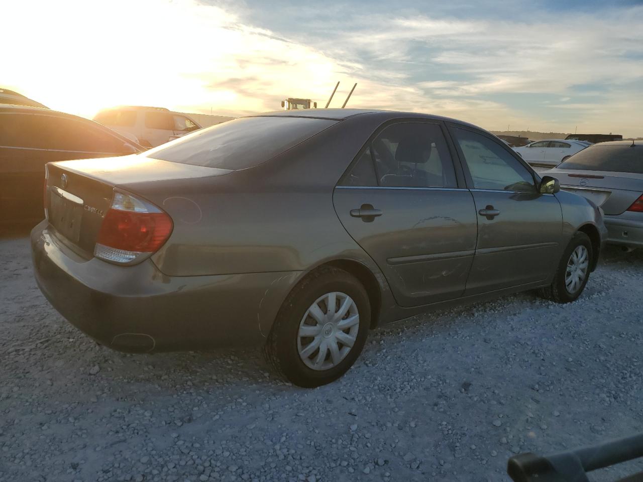 Image 3 of 2005 TOYOTA CAMRY LE 2005 with VIN 4T1BE32K25U942511