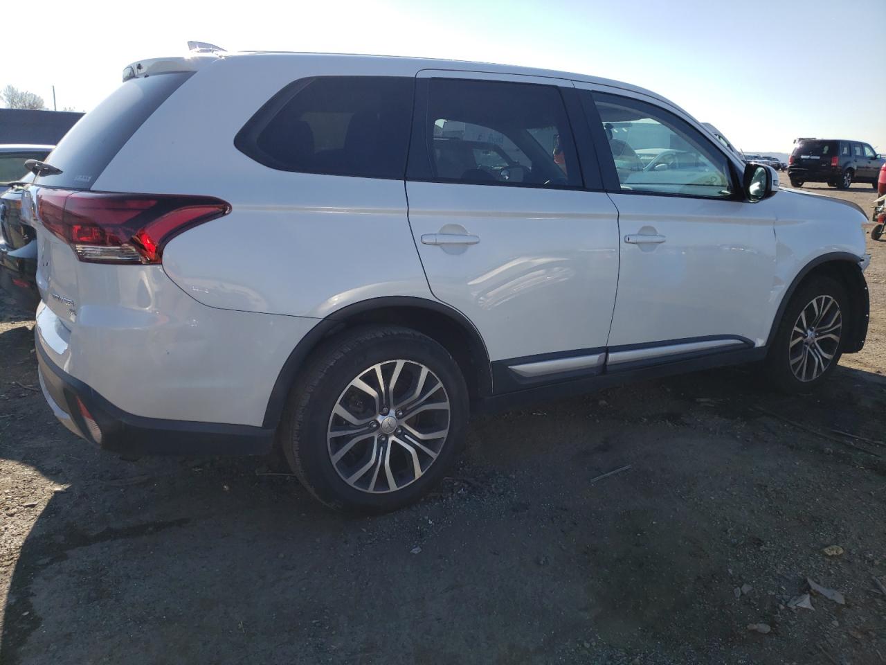 Изображение 3 2018 MITSUBISHI OUTLANDER SE 2018 с VIN JA4AZ3A33JZ045221