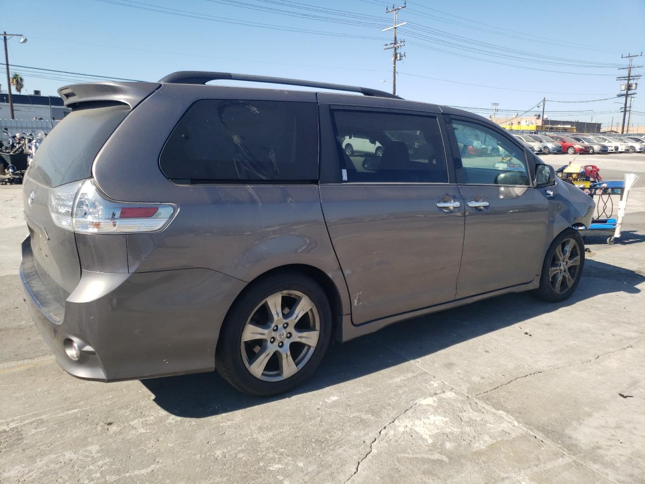 Obraz 3 z 2017 TOYOTA SIENNA SE 2017 z VIN 5TDXZ3DC3HS796553