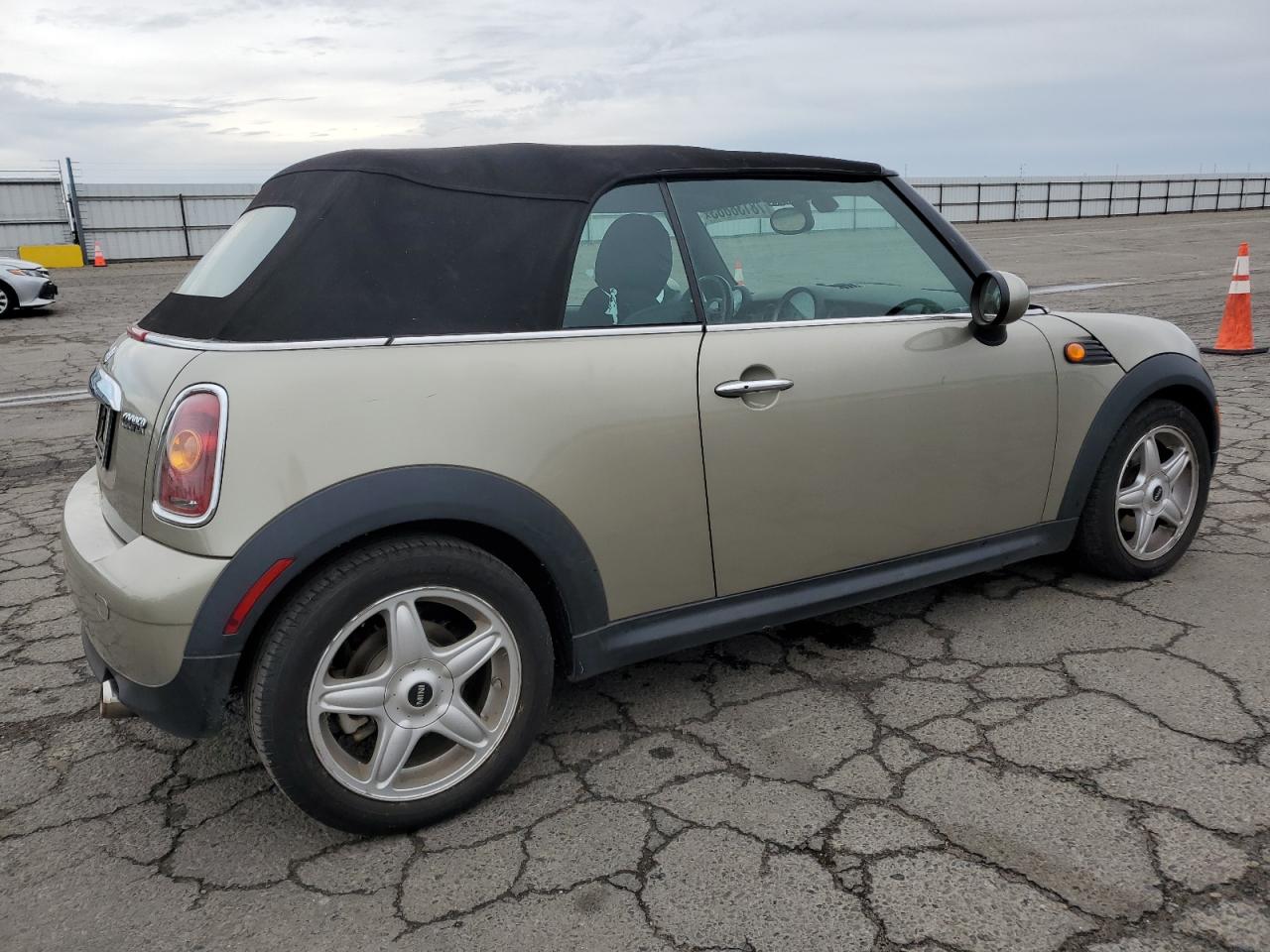 Obraz 3 z 2010 MINI COOPER  2010 z VIN WMWMR3C52ATU97209