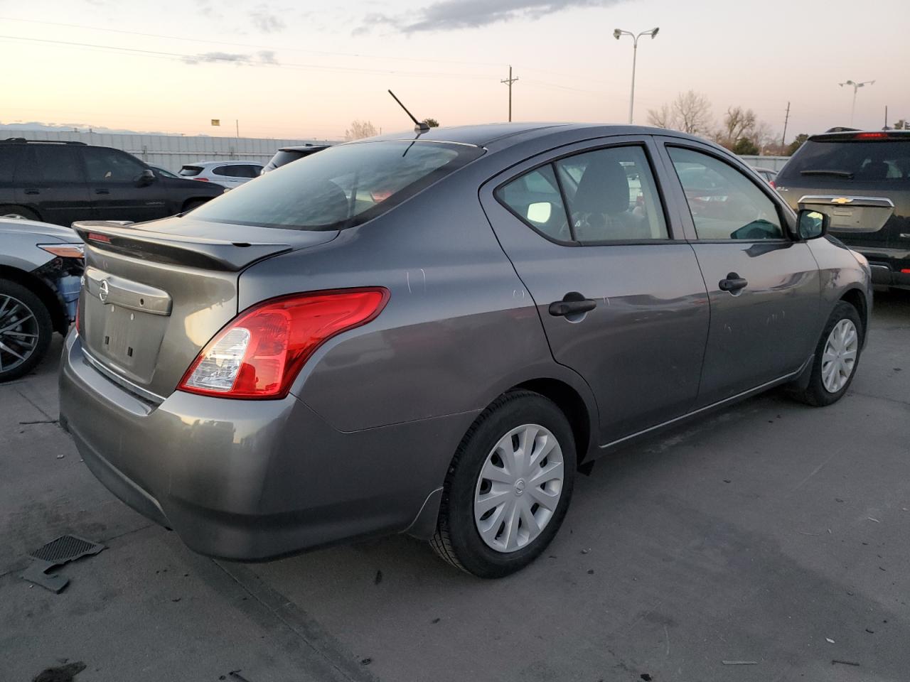 Obraz 3 z 2018 NISSAN VERSA S 2018 z VIN 3N1CN7AP7JL887655
