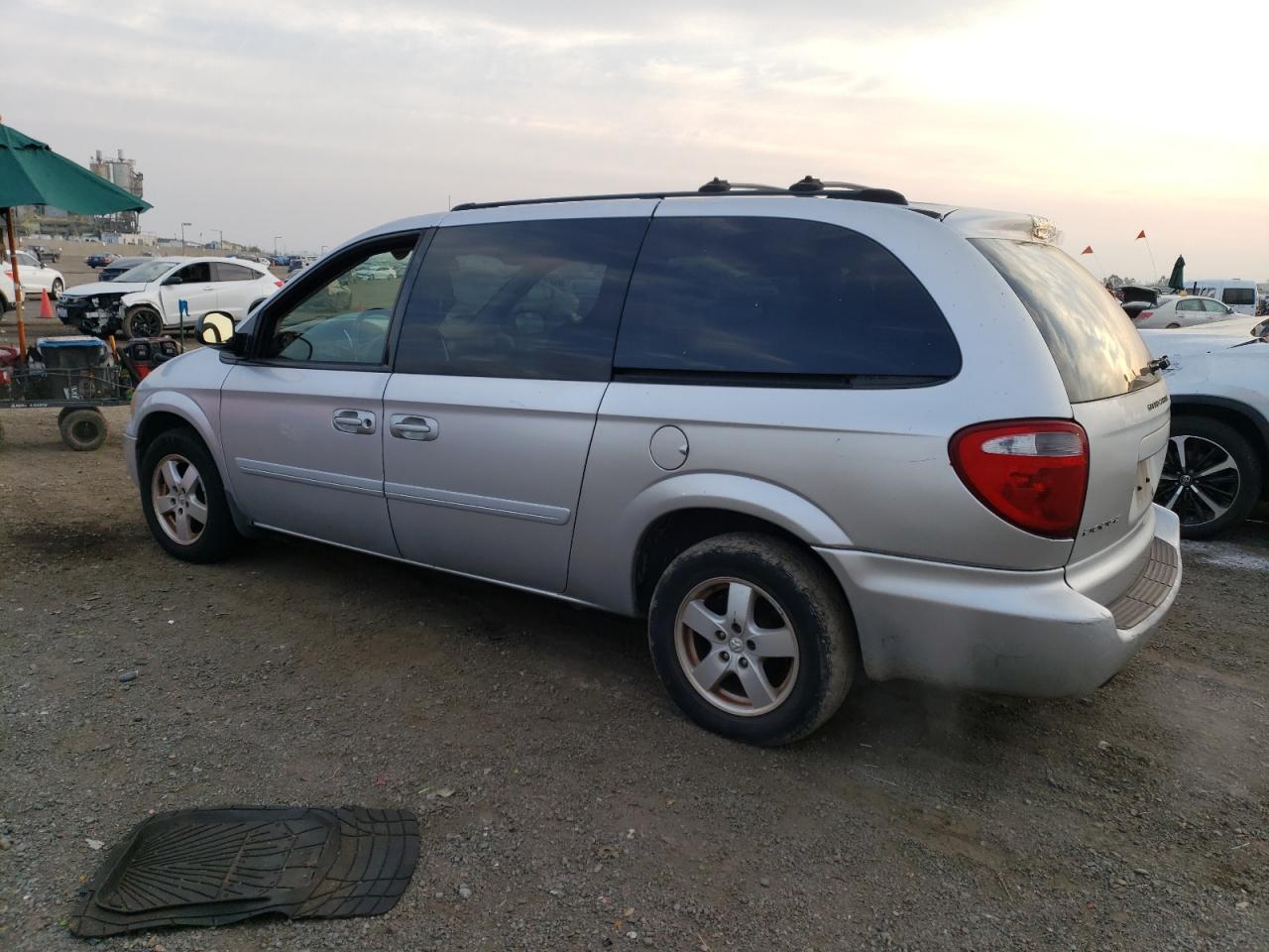Image 2 of 2005 DODGE GRAND CARAVAN SXT 2005 with VIN 2D8GP44L15R249038