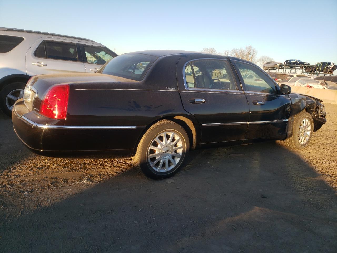 Image 3 of 2006 LINCOLN TOWN CAR SIGNATURE LIMITED 2006 with VIN 1LNHM82V56Y620444