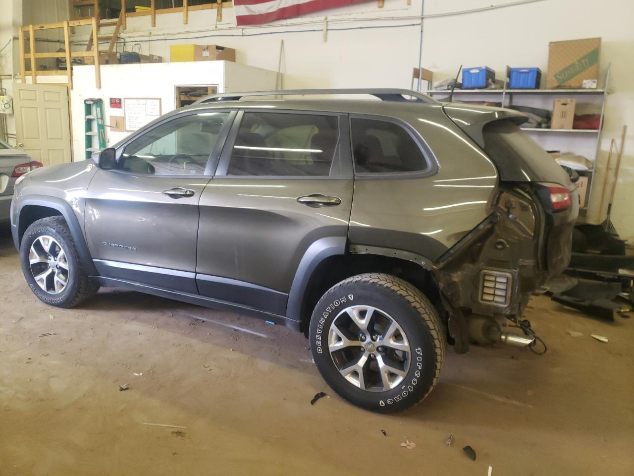 Image 2 of 2016 JEEP CHEROKEE TRAILHAWK 2016 with VIN 1C4PJMBSXGW131073