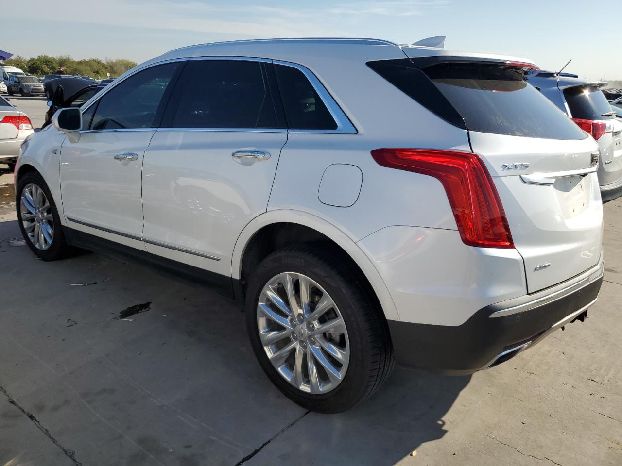 Изображение 2 Cadillac Xt5 Platinum 2017 с VIN 1GYKNFRS9HZ125100