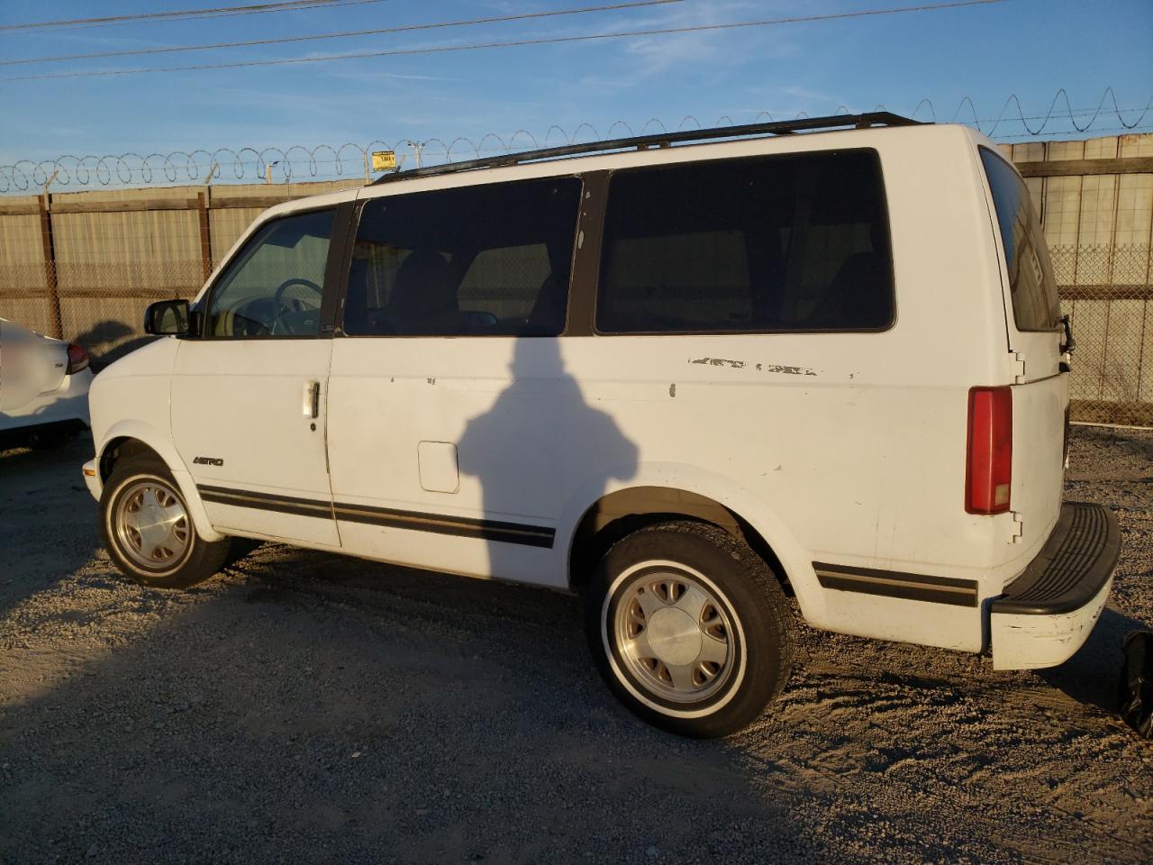 Image 2 of 1996 CHEVROLET ASTRO  1996 with VIN 1GNDM19WXTB185712