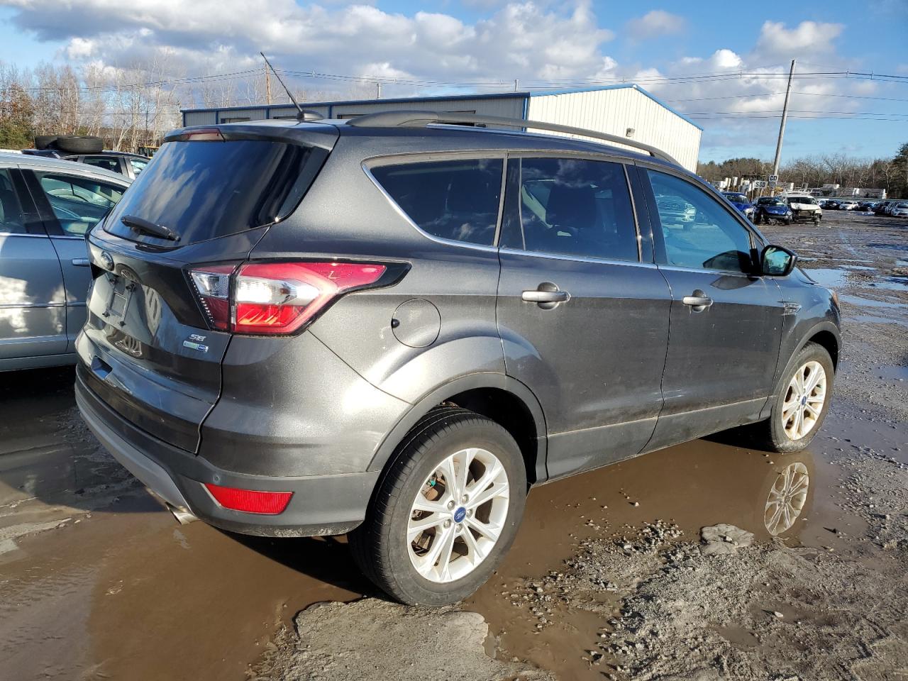 Image 3 of 2017 FORD ESCAPE SE 2017 with VIN 1FMCU9GD1HUE50657
