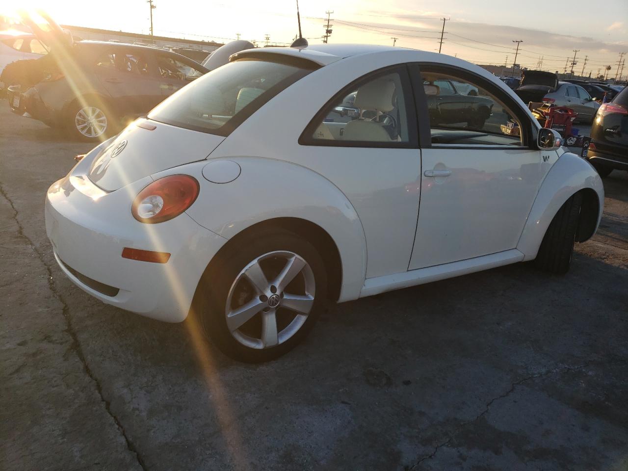 Obraz 3 z 2008 VOLKSWAGEN NEW BEETLE TRIPLE WHITE 2008 z VIN 3VWFG31C38M511997
