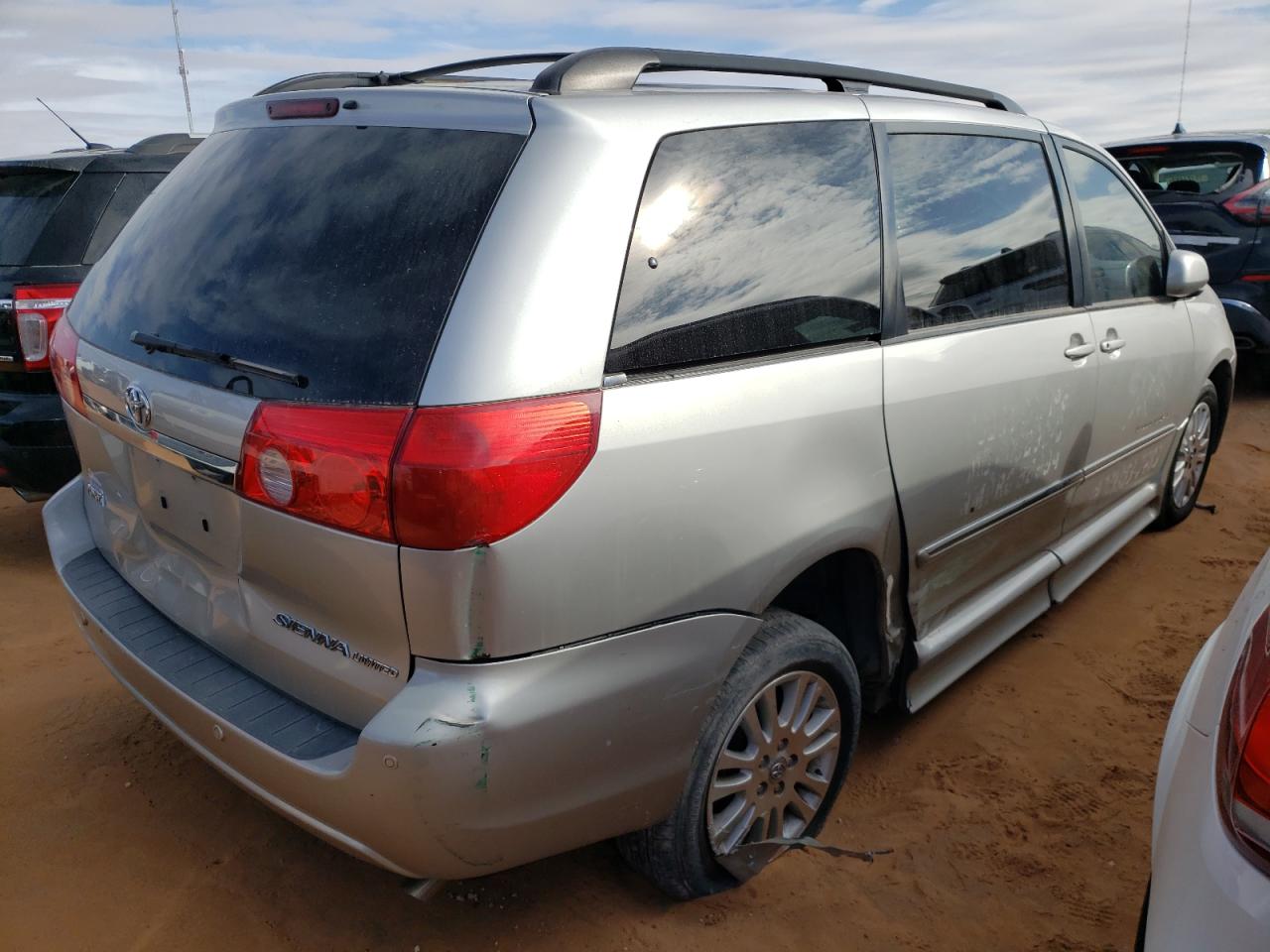 Image 3 of 2010 TOYOTA SIENNA XLE 2010 with VIN 5TDYK4CC6AS342481