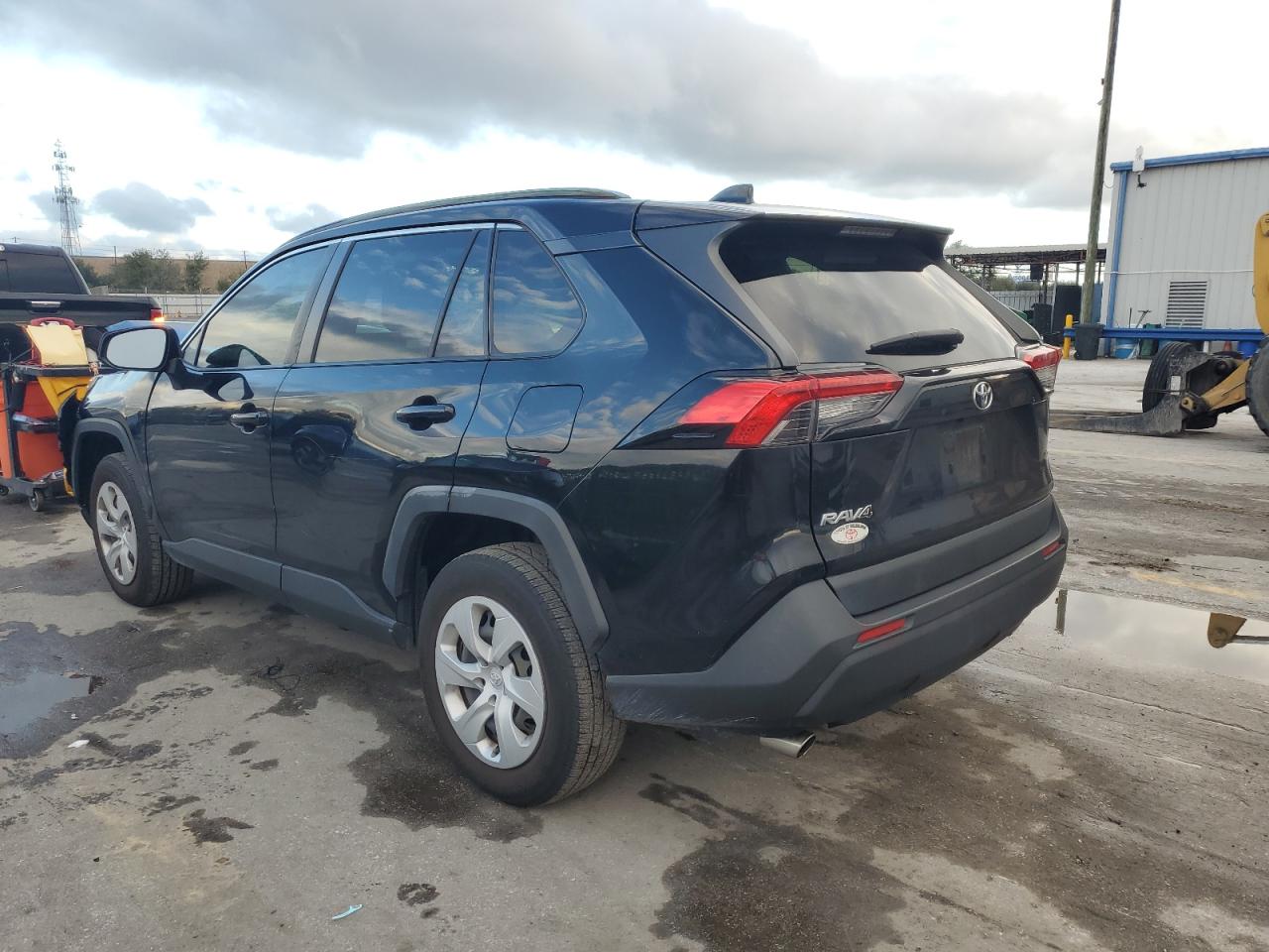 Image 2 of 2020 TOYOTA RAV4 LE 2020 with VIN JTMH1RFV3LD060570