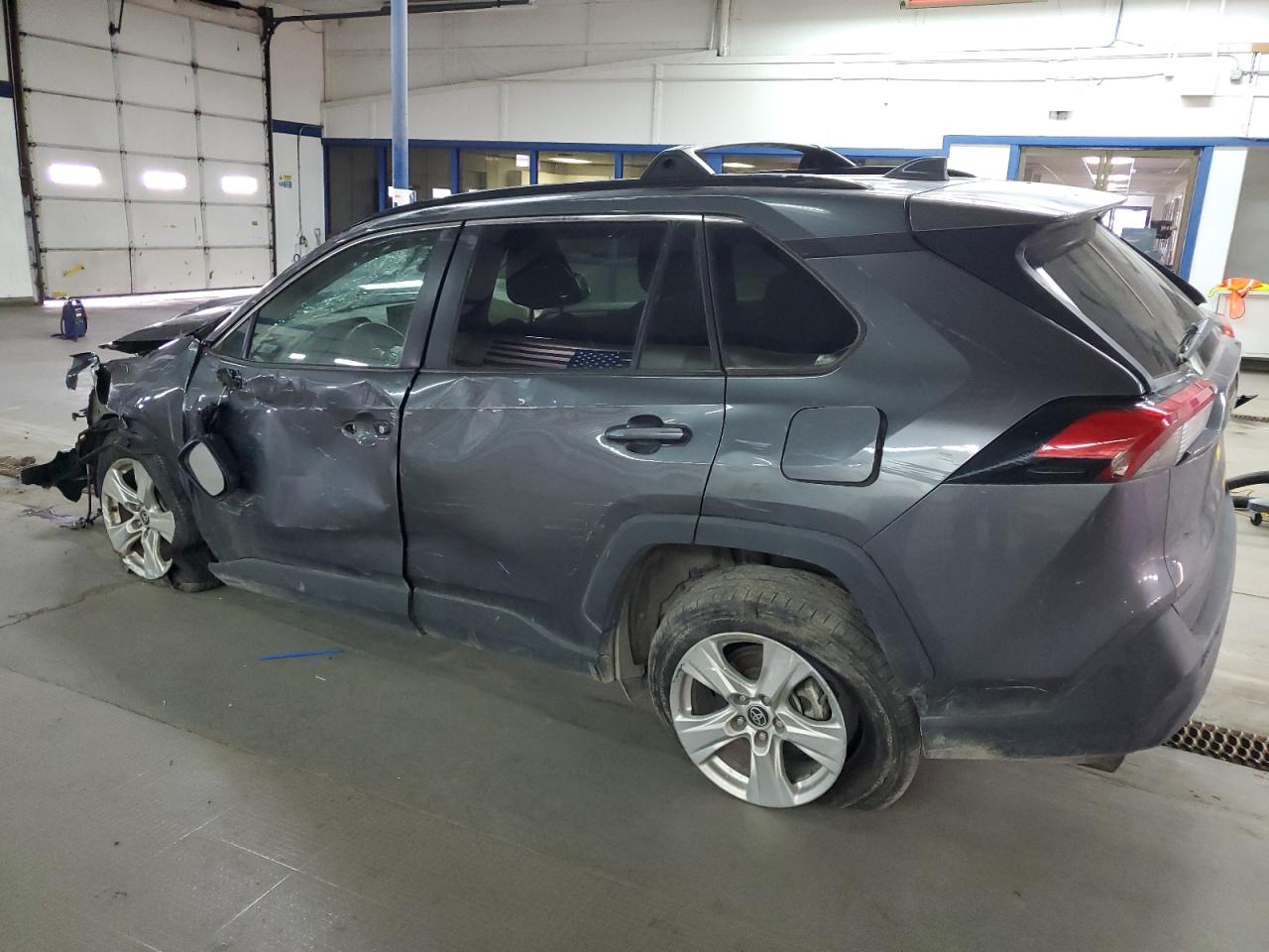 Obraz 2 z 2021 TOYOTA RAV4 XLE 2021 z VIN 2T3P1RFV5MC197916