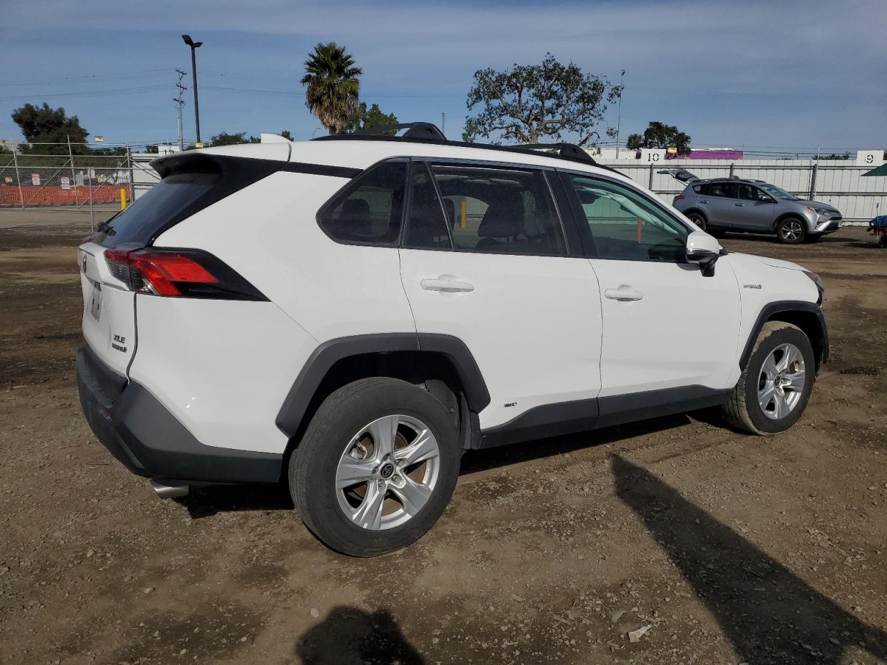 Obraz 3 z 2021 TOYOTA RAV4 XLE 2021 z VIN 4T3RWRFV6MU048052