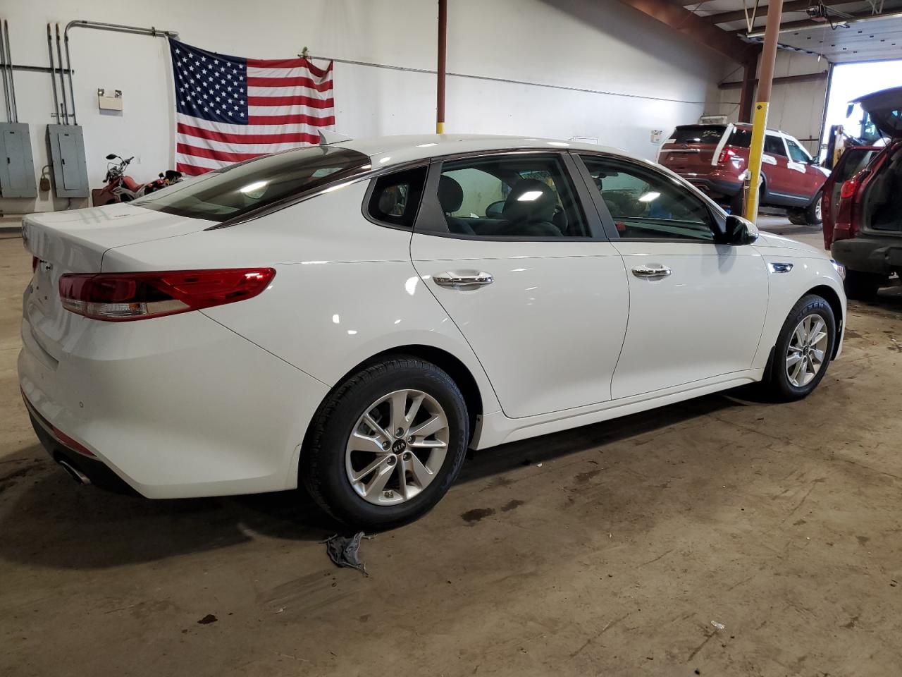 Изображение 3 2018 KIA OPTIMA LX 2018 с VIN 5XXGT4L38JG198135