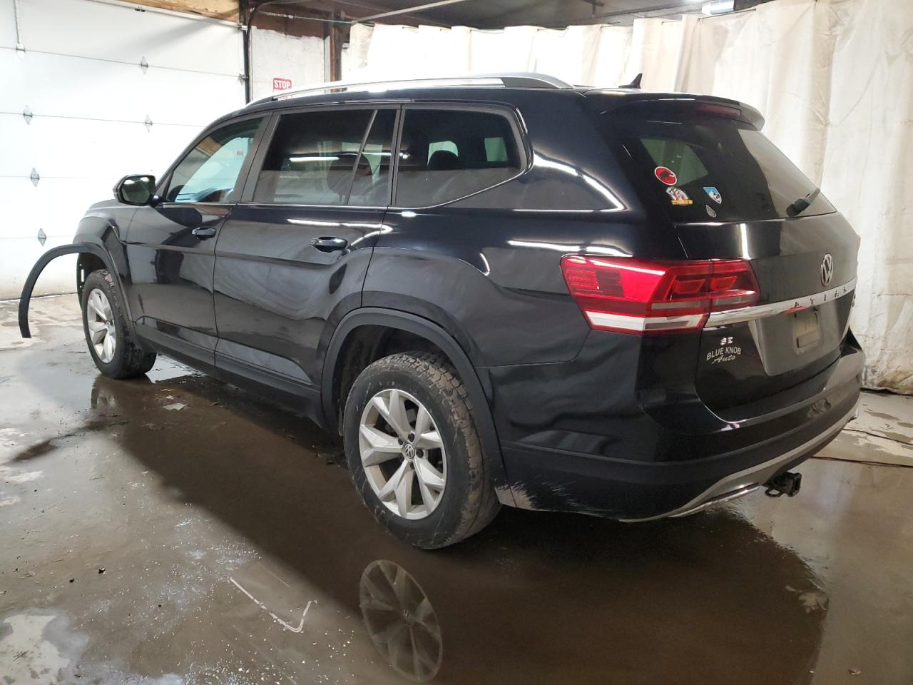 Image 2 of 2018 VOLKSWAGEN ATLAS SE 2018 with VIN 1V2KR2CA7JC567545