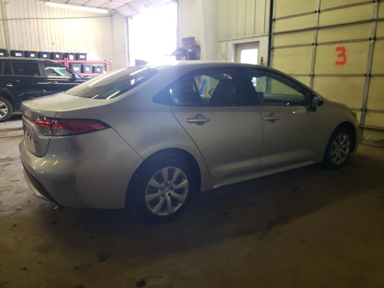 Image 3 of 2020 TOYOTA COROLLA LE 2020 with VIN JTDEPRAE6LJ104801