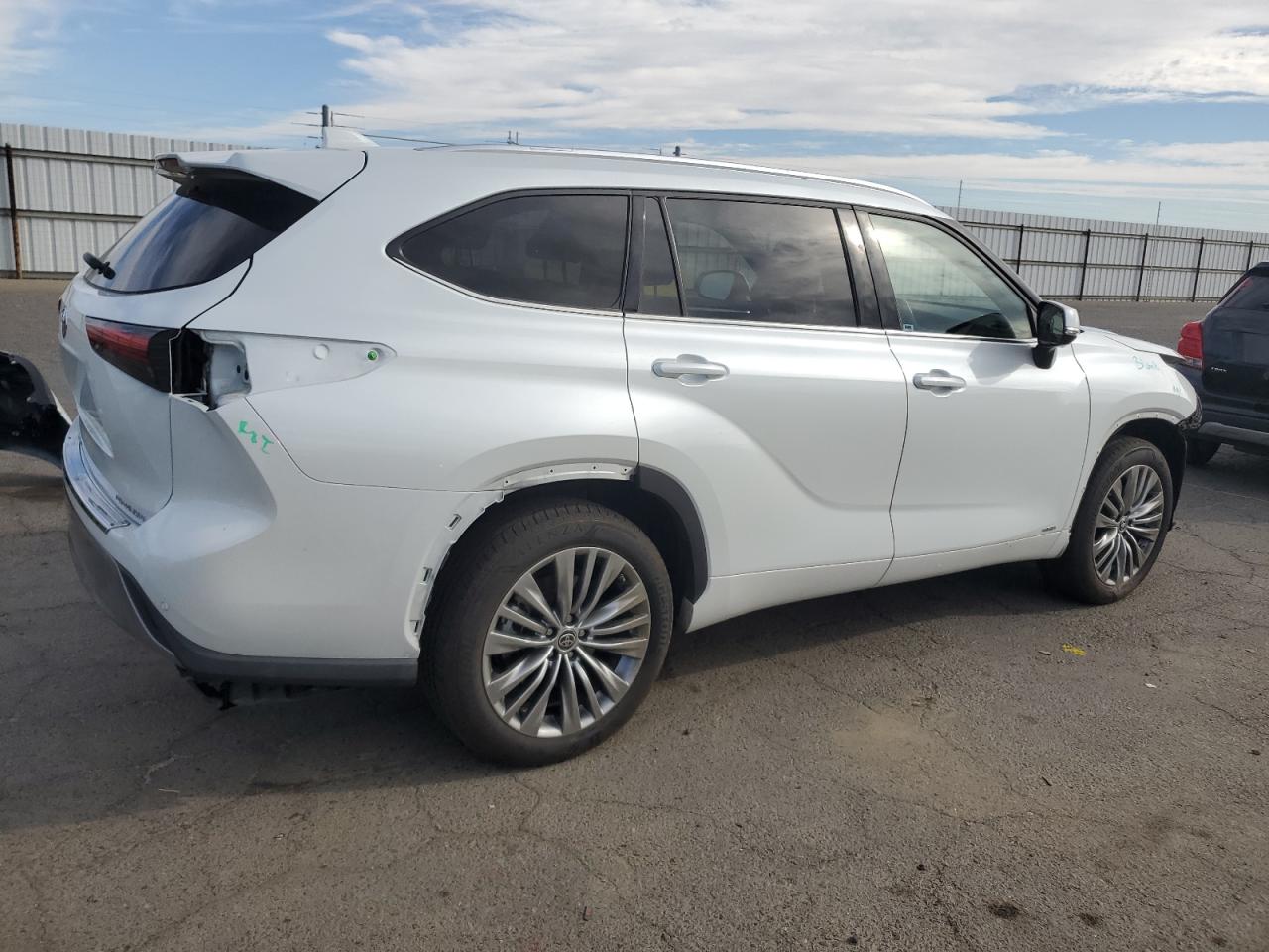 Изображение 3 2022 TOYOTA HIGHLANDER HYBRID PLATINUM 2022 с VIN 5TDEBRCH5NS074802