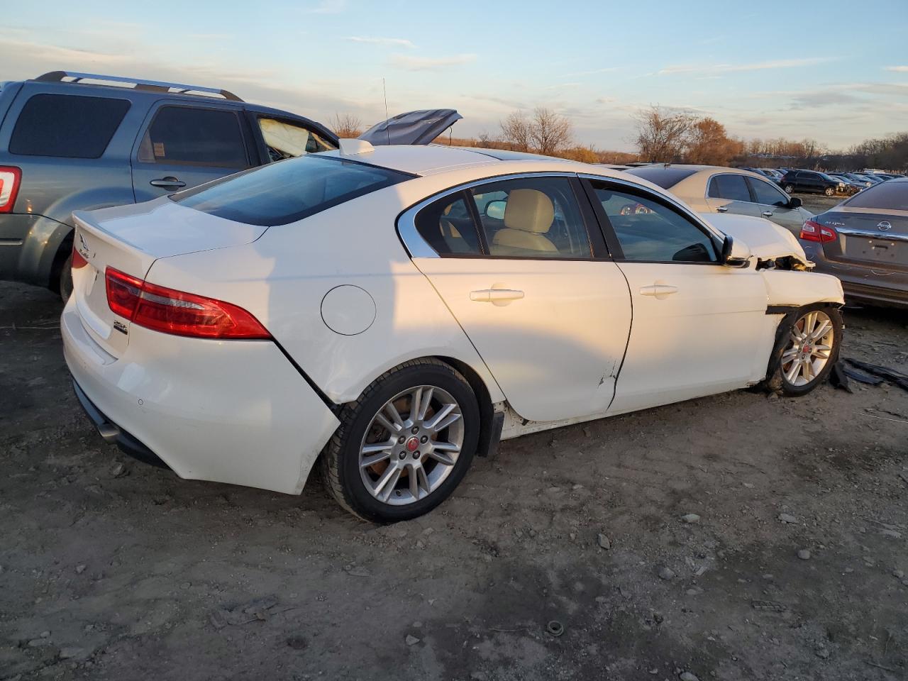 Obraz 3 z 2018 JAGUAR XE PREMIUM 2018 z VIN SAJAJ4FX1JCP24522